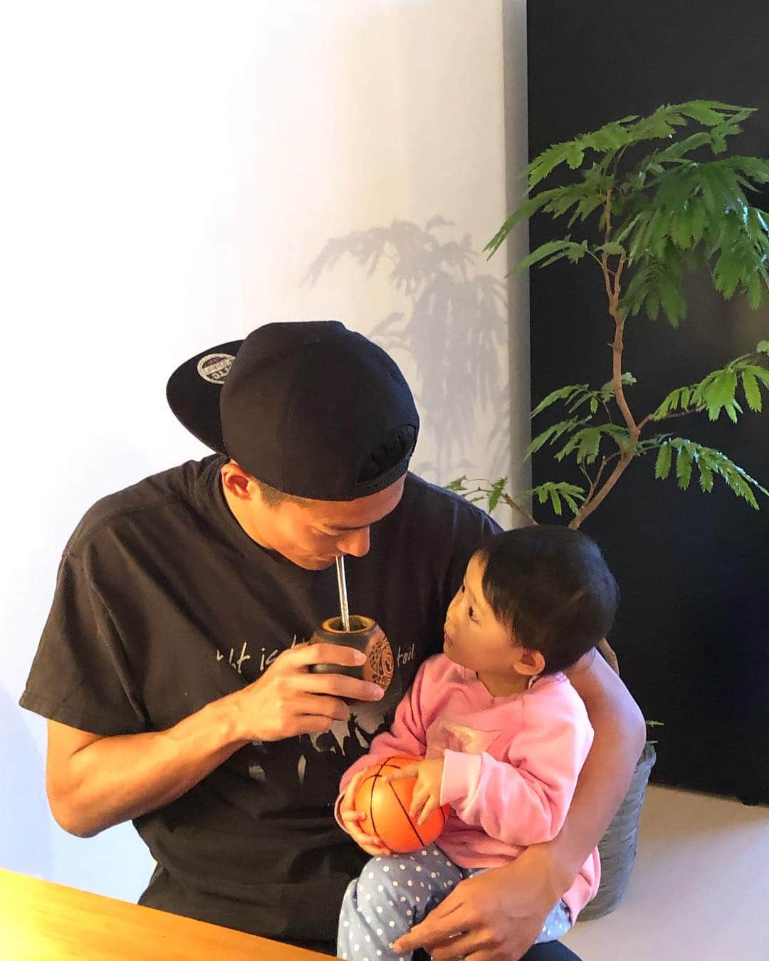 都倉賢のインスタグラム：「最近始めたマテ茶☕︎ コーヒー大好きなんですけど、飲む度にコーヒーの栄養素が豊富だったら最高なのにな…なんてずっと思っていて、いっそのことコーヒーに、プロテインいれちゃおっかなんて考えていたのですが…笑  そんな事を思っていたら、知り合いを通じて知ったマテ茶！ 「飲むサラダ」と言われるくらい栄養が豊富だそうで、肉しか食べない南米の方はマテ茶を飲んでバランスをとっているとか…。 最初は苦味を感じましたが、慣れてくるとクセになる苦味と言うか、もともとコーヒーも苦くて飲めなかった事を考えるとこれからマテ茶ハマりそうな予感です！ 伝統的な飲み方でボンビージャと言う鉄のストローで飲むスタイルも新たな感覚で楽しめそうです😍  #我が家の旬」