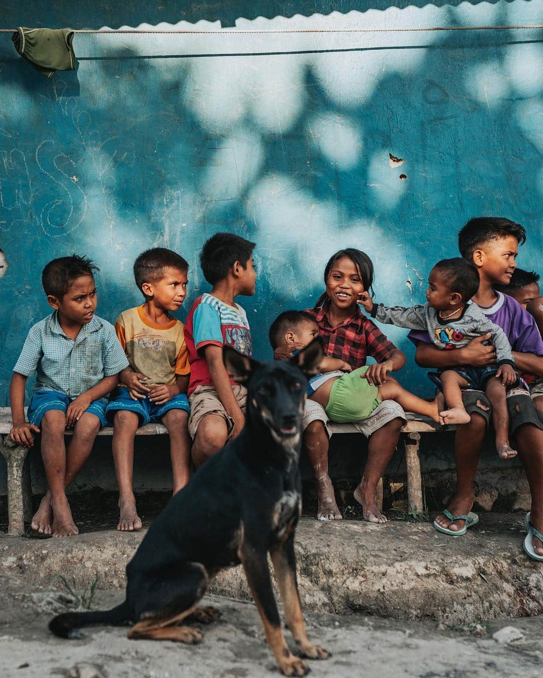 Putri Anindyaのインスタグラム：「Innocent faces of Sumba kids // this is another perspective of Wairinding, the rolling hills that everyone takes pictures when they visit East Sumba. Hope these cute faces will cheer you up! . . . Another info, yuk ke Instameet Alphagrammers! Kita bisa sharing-sharing di Hallf at Patiunus - Walking Drums, Jakarta hari Sabtu, 23 Maret 2019 pk 10.00 - selesai. Acaranya GRATIS dan tidak dipungut biaya.  There will be me and  @arieslukman @boylagi @kevineanda @her_journeys @iw.wm @skinnymonkey  #sonyalpha_id #alphagrammers This photo taken with @sonyalpha_id A7iii 35 1.4 Zeiss lens.」