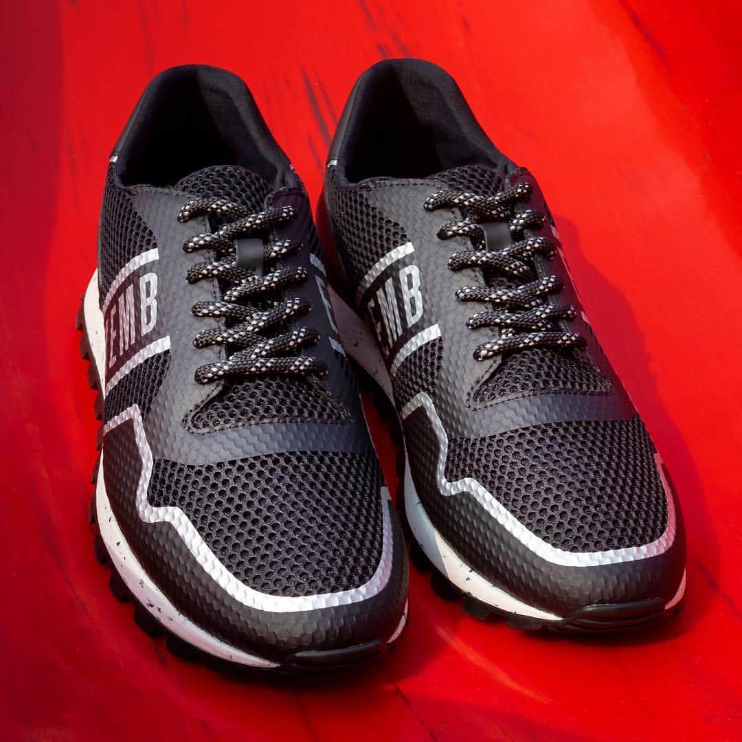 ダーク ビッケンバーグさんのインスタグラム写真 - (ダーク ビッケンバーグInstagram)「Essencial. Red & Black. Discover our new #FENDER #shoes #dirkbikkembergs #bikkembergs #ss19 #sneakers #newcollection」3月15日 19時47分 - dirkbikkembergs