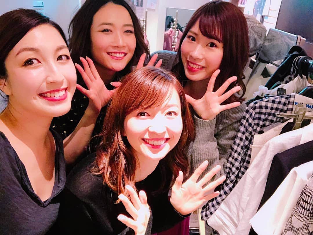 のインスタグラム：「久しぶりにみんなとお仕事💘久しぶりのショーはドキドキでした。またみんなとお仕事できたらうれしいな😻  #福屋八丁堀本店  #私の顔光ってる」