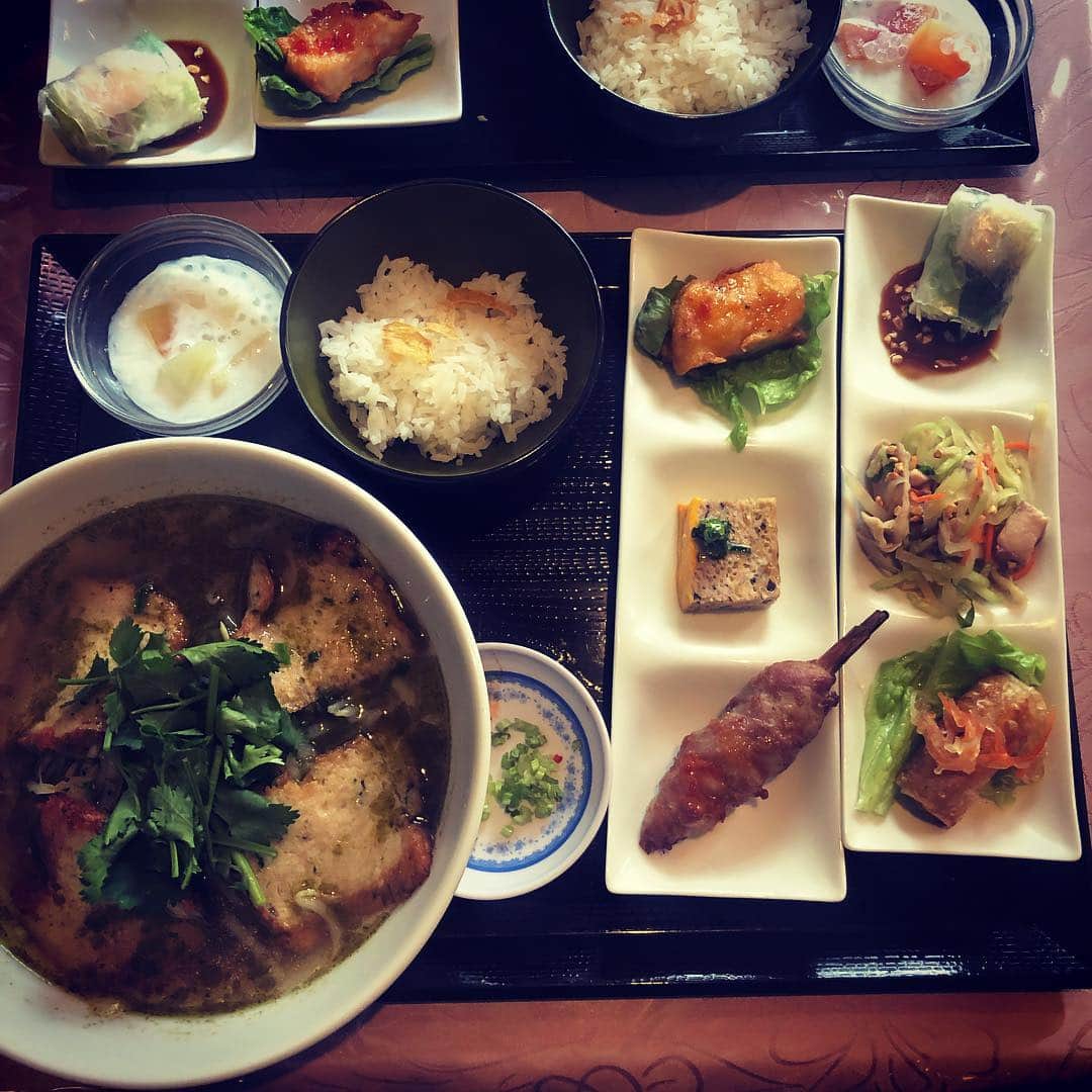犬山紙子さんのインスタグラム写真 - (犬山紙子Instagram)「ニャーヴェトナム美味しすぎた パクチーハムフォー😭 なんでこんな全部美味しいのベトナムいきたいダナンホイアンフエ〜」3月15日 19時47分 - inuyamakamiko