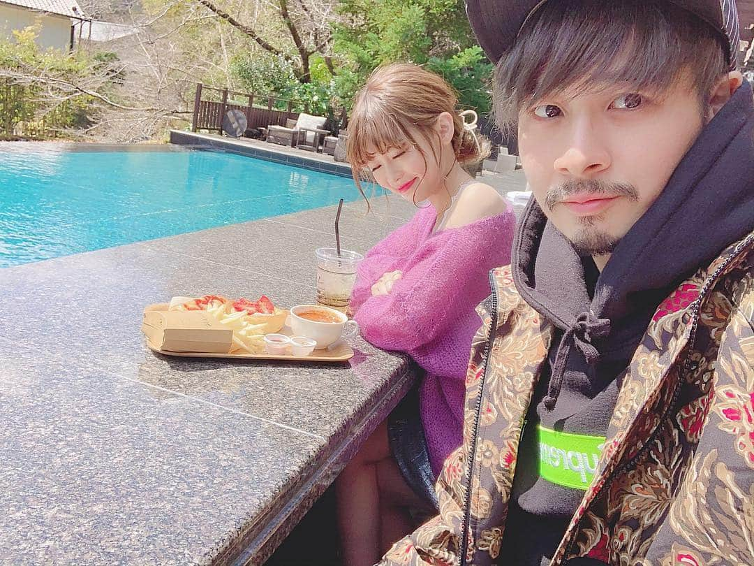 りなてぃさんのインスタグラム写真 - (りなてぃInstagram)「﻿ ﻿ ﻿ ﻿ ホワイトデー❤︎❤︎❤︎﻿ 伊豆旅行に連れてってもらったよ〜🤤﻿ ﻿ ﻿ パノラマパーク🗻﻿ 有料スペースはゆったり出来るし﻿ おだんご🍡食べながら富士山🗻眺めてたよ〜！﻿ 絶景でしたもう🥺💓﻿ ﻿ よもぎのおだんご🍡おいしかったなぁ🤤❤︎﻿ ﻿ そのあと、山の中歩いたり﻿ わんちゃん🐶と遊んだり﻿ 上の方から景色眺めたり...⛰❤︎﻿ ﻿ ﻿ ﻿ Bakery＆Table 東府や﻿ 足湯しながらごはん食べれるの🌸﻿ 店内にはいろんな種類のパン🥖があって﻿ 迷ったなぁあ🥺💭﻿ ﻿ 天気もよくて涼しいし、足湯あったかいし﻿ 気持ちよすぎて、しあわせだった！！！﻿ ここは行くべきおすすめ！！！﻿ ﻿ ﻿ 他にもおすすめあるからまた載せるね( ⸝⸝⸝¯ ¯⸝⸝⸝ )❤︎﻿ ﻿ ﻿ 何から何まで、ありがとうございます👨🏻🙇🏻‍♂️💓﻿ ﻿ ﻿ ﻿ #ootd#outfit#code#coordinate ﻿﻿﻿﻿﻿﻿﻿﻿﻿﻿ #style #code #fashion  #hair #hairstyle ﻿﻿﻿﻿﻿﻿﻿﻿﻿﻿ #haircolor #hairarrange﻿﻿﻿﻿﻿﻿﻿﻿﻿ #hairmake #make #makeup ﻿﻿﻿﻿﻿﻿﻿﻿﻿﻿ #ヘアアレンジ  #ヘアスタイル #ヘアメイク #メイク﻿﻿﻿﻿﻿﻿﻿﻿﻿﻿ #伊豆旅行 #伊豆 #パノラマパーク #BakeryTable #ベーカリーテーブル」3月15日 19時48分 - rinatea_25