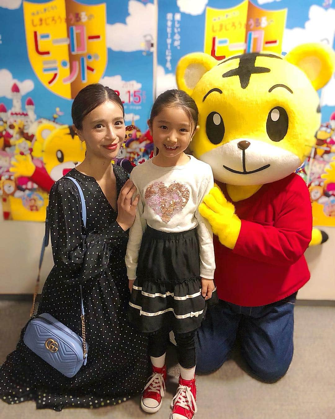 丸山悠美さんのインスタグラム写真 - (丸山悠美Instagram)「娘としまじろうの映画デート🐯 . ‪3月15日全国ロードショー ‬ 『しまじろうとうるるのヒーローランド』 の試写会にご招待いただきました。 . 娘の映画デビューもしまじろうだったな♡ 赤ちゃんの頃からお世話になっている、しまじろう先生。今も変わらず大好きみたい。 . . ヒーローに変身するしまじろうを ヒーローステッキを使って応援してあげたり 歌ったり踊ったり あっという間の60分間！ .  親子でほっこりする時間をありがとうございました。 . 上映時間中に 途中休憩時間もあったり 映画デビューにおすすめです◎ . .  @kodomochallenge #しまじろう映画 #しまじろうとうるるのヒーローランド #しまじろう #ヒーロー #ファーストシネマ #クプルパー #踊ってみた #ママ #こどもちゃれんじ #映画 #試写会 #日比谷 #子連れ #親子 #キッズ #PR」3月15日 19時48分 - maruyumi