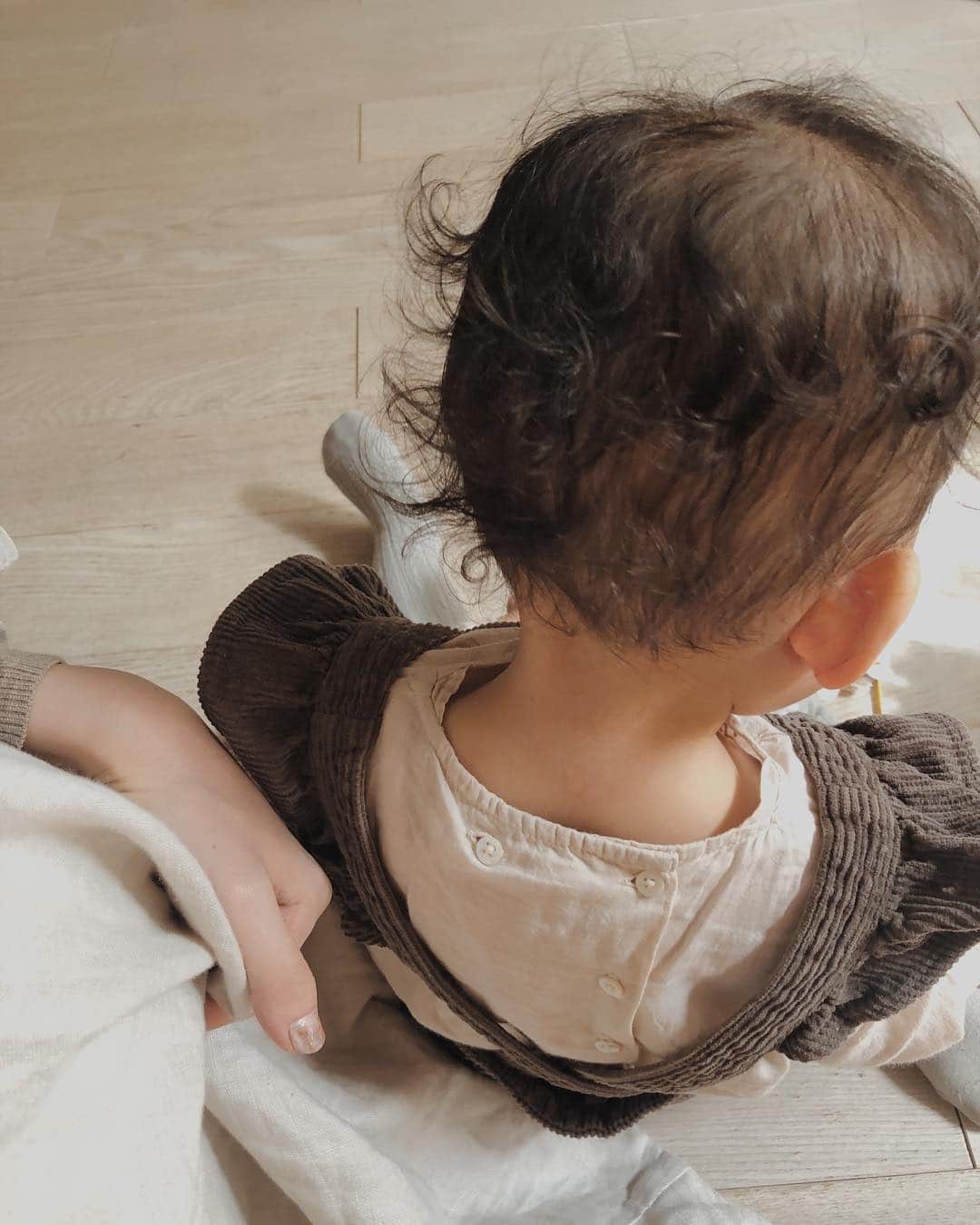 目見田早弥子のインスタグラム：「| 1y3m 🌸 昨日で1歳3ヶ月でした◯ 3日前から急に「バイバイ」が言えるようになり、 今までもすれ違う人みんなにバイバイしてたのが 言葉も追加されてバイバイブーム加速中です😂 👨🏽とかなり仲良しになり、 仕事から帰宅すると大興奮で抱っこを求めたり 外出中、私が娘を抱いて👨🏽から離れると激怒！ やっぱり子どもには 愛情はちゃんと伝わるんだなと思った1ヶ月でした。 愛しているからこそ厳しく叱るし、 叱っても日々の愛情が伝わっているから お互い大好きで大好きで。 最近は言葉がかなり理解できるようになってきて、 もちろん言うことを聞かず わがまま炸裂な時もありますが 娘なりに考えて判断して行動している姿が 愛おしくてたまらないです。 「まんまん(おっぱい)」「ねんね(寝ようよ、眠いよ)」「たいたい(痛い)」「ばあ！(いないいないばあ)」「ばーば(👵🏻)」「はーい！」「ないない(お片付け)」そして「バイバイ」。 言葉が増えるのが嬉しくもあり寂しくもあり。 小さな体で毎日元気いっぱい遊んで食べて 笑って泣いて、 一生懸命生きてる娘が 言葉では表せられないほど愛おしいです。」