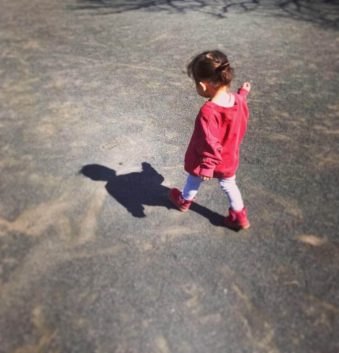 虎南有香のインスタグラム：「久しぶりのインスタ投稿💕 最近は暖かくなってきて、公園で遊ぶのも苦じゃない！ …いや…花粉ヤバイけど😷💦笑 ちび虎は1歳8ヶ月になりまして、元気に走り回り、言える言葉も日に日に増えてきて、だいぶ意思疎通も出来てきたように思えます🥺💖 そろそろ春服の季節🌸自分の服より子供服が気になります。笑 とりあえずそろそろブーツは暑いだろうから、新しい靴👟早急に買おうね。。。笑」