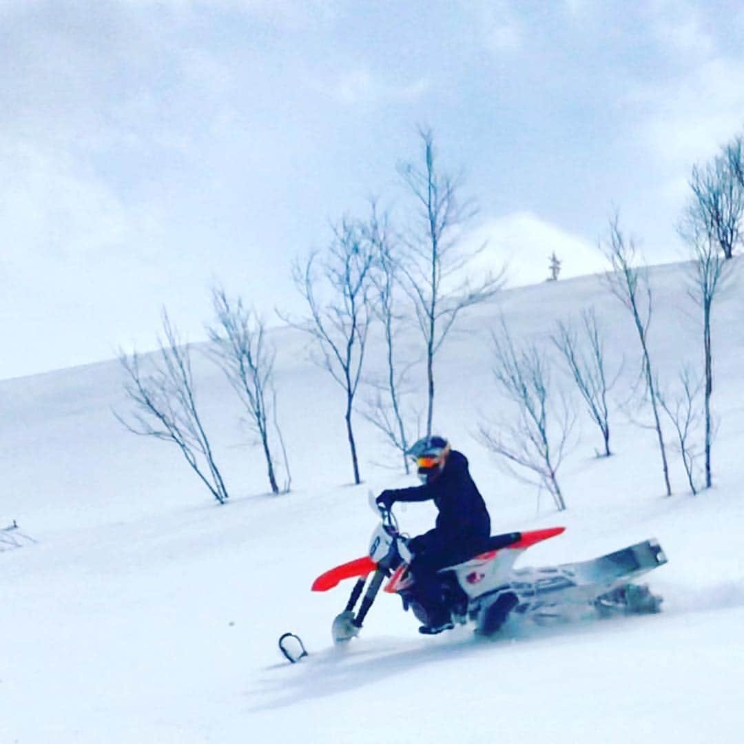 伊勢谷友介さんのインスタグラム写真 - (伊勢谷友介Instagram)「乗ったったぜぃ！！！ ヒャッホー！！！ 歩いて行ったら4、5時間かかるところを、15分で天国へ行ける、正にヘブンリードライブ！！！ こんな乗り物あったんだぁ！！！ #snowbike #dainese  #dainesesnow  #daineseski」3月15日 19時58分 - iseya_yusuke