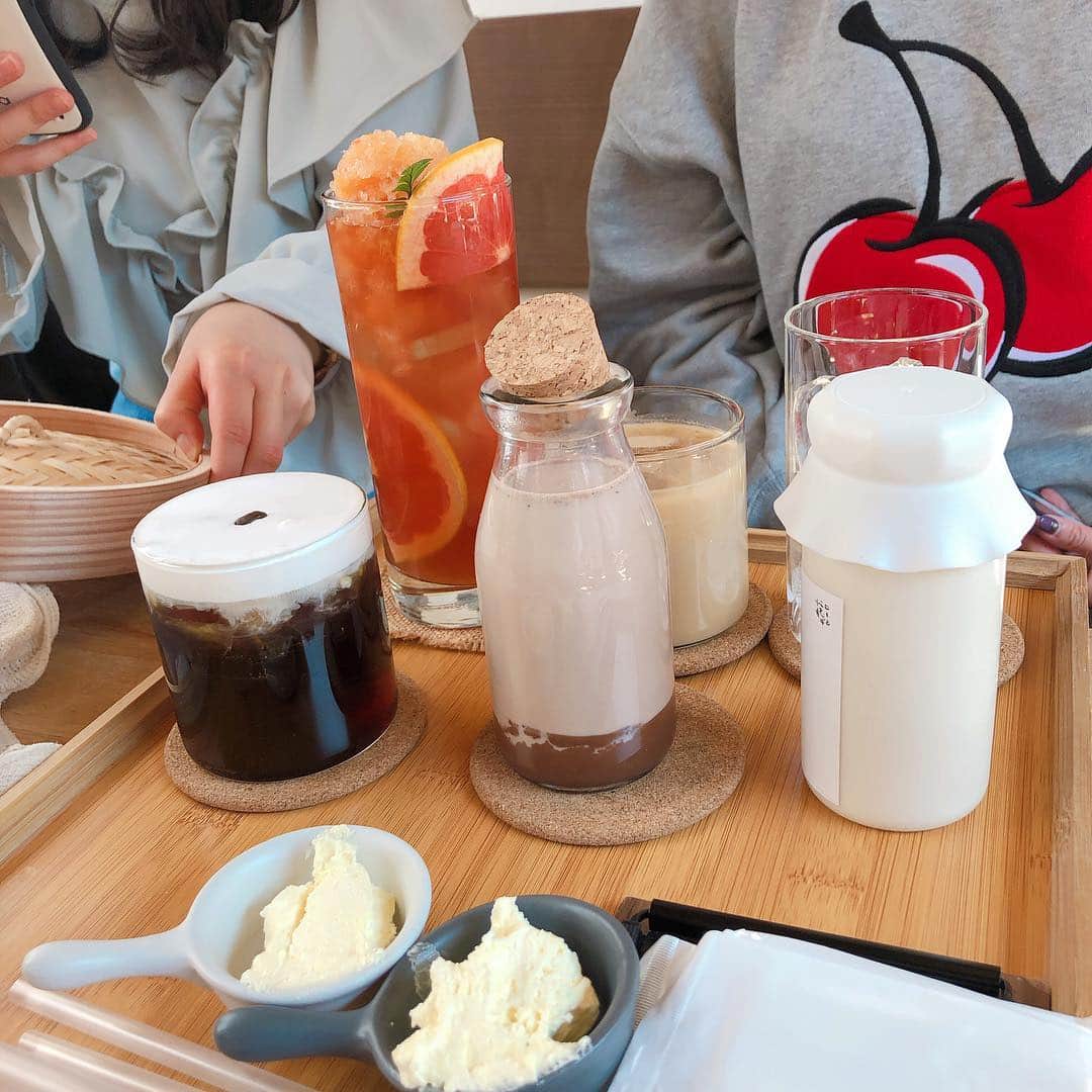 ハルハルさんのインスタグラム写真 - (ハルハルInstagram)「韓国人にも大人気🇰🇷#밀토스트 がめちゃくちゃ美味しい🍞♡﻿ ﻿ ﻿ あんにょん。のぼりんです🙋🏻‍♀️﻿ ﻿ 今回は朝におすすめしたい、パンが美味しいカフェをご紹介します。﻿ ﻿ ﻿ 韓国人にも観光客にも大人気な益善洞にある有名なカフェ、밀토스트(ミルトースト)🍞﻿ ﻿ ここはせいろで蒸したふわっふわの#스팀식빵 (スチーム食パン)が人気なんだそう◎﻿ 食パンが2つ入っており1つ目はプレーン味で2つ目は小豆か栗をチョイスできます☺︎﻿ ﻿ 一緒についてくるバターと食べると格別♡﻿ もちもちふわふわしていてとっても美味しいです🤤💕﻿ ﻿ ﻿ また、英語表記のメニュー表があるのでハングルがわからなくても大丈夫！﻿ ﻿ ﻿ 開放感のある店内で晴れた日にはお日様が差してとっても気持ちいいです…🥰﻿ ﻿ ﻿ ▽アクセス﻿ 서울특별시 종로구 돈의동 수표로28길 30-3 ﻿ 鍾路3街駅 4番出口より徒歩4分﻿ ﻿ ▽営業時間﻿ 10:00〜23:00﻿ 土日は混んでいるので平日に行くことをおすすめします◎﻿ ﻿ ﻿ ﻿ ﻿ #ハルスタ やハルハルをタグ付けしていただくと、﻿ ハルハルの記事やInstagramに投稿させていただく場合がございます💐 ﻿ ﻿﻿﻿﻿﻿﻿﻿ #하루스타 #하루하루 를 태그 하시면﻿ 하루하루의 기사와 인스타그램에서 사용할 가능성이 있습니다💐﻿ ﻿ ﻿ ﻿ ﻿ ﻿ ﻿ ﻿ #🇰🇷#익선동#한옥카페#종로카페#익선동카페#을지로카페﻿ #ミルトースト#イクソンドン#韓国カフェ#韓国カフェ巡り#韓国情報#韓国女子﻿#韓国#渡韓#韓国旅行#ハルハルの渡韓日記」3月15日 20時00分 - haruharu_furyu