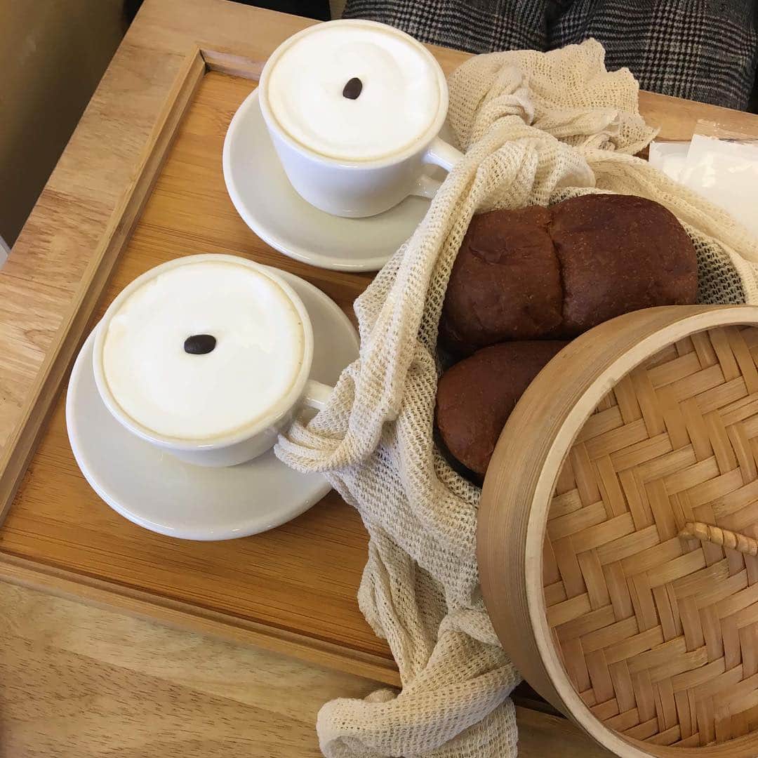 ハルハルさんのインスタグラム写真 - (ハルハルInstagram)「韓国人にも大人気🇰🇷#밀토스트 がめちゃくちゃ美味しい🍞♡﻿ ﻿ ﻿ あんにょん。のぼりんです🙋🏻‍♀️﻿ ﻿ 今回は朝におすすめしたい、パンが美味しいカフェをご紹介します。﻿ ﻿ ﻿ 韓国人にも観光客にも大人気な益善洞にある有名なカフェ、밀토스트(ミルトースト)🍞﻿ ﻿ ここはせいろで蒸したふわっふわの#스팀식빵 (スチーム食パン)が人気なんだそう◎﻿ 食パンが2つ入っており1つ目はプレーン味で2つ目は小豆か栗をチョイスできます☺︎﻿ ﻿ 一緒についてくるバターと食べると格別♡﻿ もちもちふわふわしていてとっても美味しいです🤤💕﻿ ﻿ ﻿ また、英語表記のメニュー表があるのでハングルがわからなくても大丈夫！﻿ ﻿ ﻿ 開放感のある店内で晴れた日にはお日様が差してとっても気持ちいいです…🥰﻿ ﻿ ﻿ ▽アクセス﻿ 서울특별시 종로구 돈의동 수표로28길 30-3 ﻿ 鍾路3街駅 4番出口より徒歩4分﻿ ﻿ ▽営業時間﻿ 10:00〜23:00﻿ 土日は混んでいるので平日に行くことをおすすめします◎﻿ ﻿ ﻿ ﻿ ﻿ #ハルスタ やハルハルをタグ付けしていただくと、﻿ ハルハルの記事やInstagramに投稿させていただく場合がございます💐 ﻿ ﻿﻿﻿﻿﻿﻿﻿ #하루스타 #하루하루 를 태그 하시면﻿ 하루하루의 기사와 인스타그램에서 사용할 가능성이 있습니다💐﻿ ﻿ ﻿ ﻿ ﻿ ﻿ ﻿ ﻿ #🇰🇷#익선동#한옥카페#종로카페#익선동카페#을지로카페﻿ #ミルトースト#イクソンドン#韓国カフェ#韓国カフェ巡り#韓国情報#韓国女子﻿#韓国#渡韓#韓国旅行#ハルハルの渡韓日記」3月15日 20時00分 - haruharu_furyu