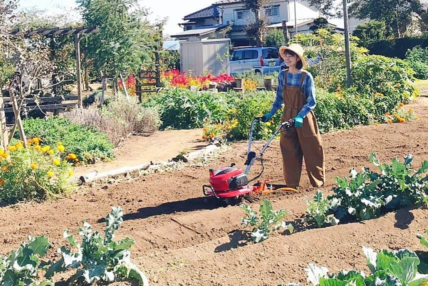 川瀬良子さんのインスタグラム写真 - (川瀬良子Instagram)「3月から 『HONDA 耕うん機』の グラフィックイメージに 出演させていただいています！  春〜♪🌸 菜園シーズン到来ですね！  ぜひ！ぜひ！ぜひ！ チェックして下さ〜い！😊😆 ・ https://www.honda.co.jp/tiller/ ・ 「ホンダ 耕うん機」 で検索していただくと 見ていただけます😆🌈 ・ #Honda  #耕うん機 #家庭菜園 #野菜作り #野菜 #菜園 #春 #畑 #土 #太陽 #種 #苗 #農作業 #農業 #agriculture」3月15日 20時01分 - kawase_ryoko