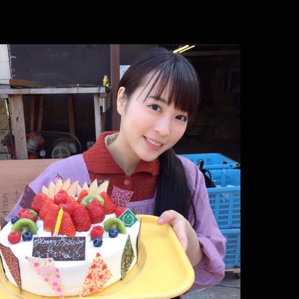 北乃きいさんのインスタグラム写真 - (北乃きいInstagram)「28歳の誕生日を迎えました。 今日は朝『なつぞら』の撮影で、午後は『ハル』の舞台稽古でした。 いつも沢山の応援ありがとうございます。 これからも日々精進して参りたいと思います。 宜しくお願い致します。 『なつぞら』と『ハル』の現場でお祝いをして頂きました。 ありがとうございました。 『ハル』の稽古場で共演させて頂いている大先輩の梅沢昌代さんからプレゼントを頂きました。 いつも優しくて、ファンキーでカッコよくて、本当に尊敬しております。 共演は2回目になります。 梅沢さん本当にありがとうございます♡ #28th #欲しいものの詰め合わせだった」3月15日 20時11分 - kie.kitano.official