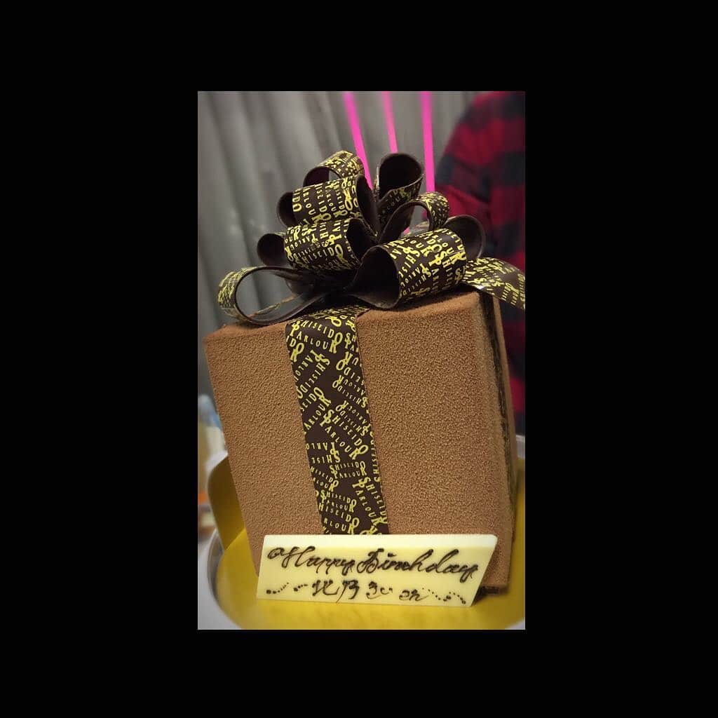 北乃きいさんのインスタグラム写真 - (北乃きいInstagram)「28歳の誕生日を迎えました。 今日は朝『なつぞら』の撮影で、午後は『ハル』の舞台稽古でした。 いつも沢山の応援ありがとうございます。 これからも日々精進して参りたいと思います。 宜しくお願い致します。 『なつぞら』と『ハル』の現場でお祝いをして頂きました。 ありがとうございました。 『ハル』の稽古場で共演させて頂いている大先輩の梅沢昌代さんからプレゼントを頂きました。 いつも優しくて、ファンキーでカッコよくて、本当に尊敬しております。 共演は2回目になります。 梅沢さん本当にありがとうございます♡ #28th #欲しいものの詰め合わせだった」3月15日 20時11分 - kie.kitano.official