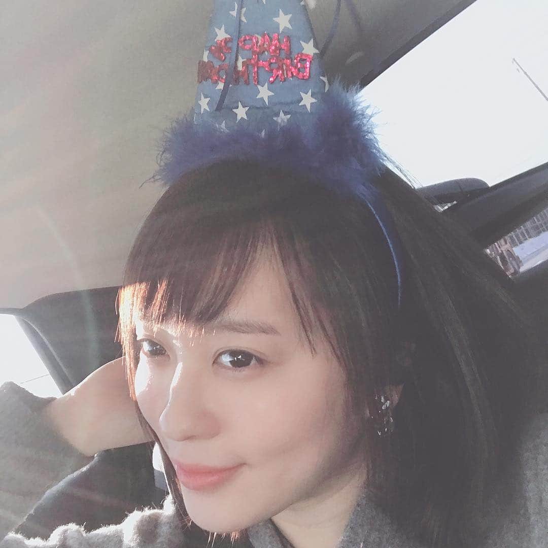 北乃きいさんのインスタグラム写真 - (北乃きいInstagram)「28歳の誕生日を迎えました。 今日は朝『なつぞら』の撮影で、午後は『ハル』の舞台稽古でした。 いつも沢山の応援ありがとうございます。 これからも日々精進して参りたいと思います。 宜しくお願い致します。 『なつぞら』と『ハル』の現場でお祝いをして頂きました。 ありがとうございました。 『ハル』の稽古場で共演させて頂いている大先輩の梅沢昌代さんからプレゼントを頂きました。 いつも優しくて、ファンキーでカッコよくて、本当に尊敬しております。 共演は2回目になります。 梅沢さん本当にありがとうございます♡ #28th #欲しいものの詰め合わせだった」3月15日 20時11分 - kie.kitano.official