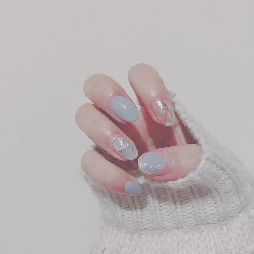 のインスタグラム：「ずっとサボっていたネイル💅 イギリスへ行く前に気になっていて フライト前日になって、とりあえず パパッとでも身支度しなくちゃ!!! と駆け込み💫 ネット検索して近所で探して 予約無しでOKて書いてあったから 飛び込んでみたけど…予想より 好きな感じに仕上げて貰えて 気持ちよくイギリスへ飛び立てた💙 ベースはブルーがかったグレー 【塗りかけ×ホイル×シルバー】」