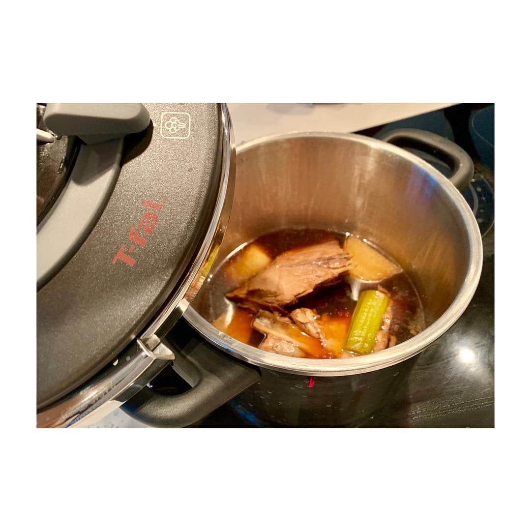加藤超也さんのインスタグラム写真 - (加藤超也Instagram)「「鮪カマ煮込み」  鮪カマを煮込む時は、 臭み消しの為に 水洗い、湯通しの作業は重要。 あとは生姜、ネギも。  最新の圧力鍋で30分調理, この便利さに慣れちゃうのが少し怖いな。 でも沢山使おう！笑 @tfal_japan  #鮪  #オメガ3 #tuna #epa  #dha #omega3」3月15日 20時21分 - cuore_kato