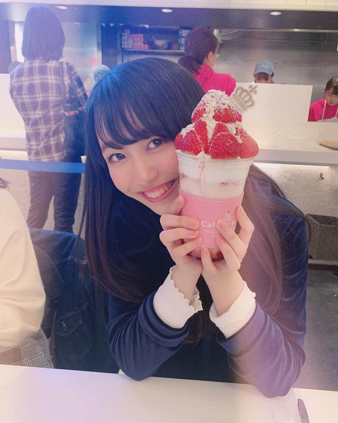 長尾しおりさんのインスタグラム写真 - (長尾しおりInstagram)「🍓🍓 ストロベリーボンボンを食しました…インスタ映えですネ…＾＾ ・ ・ #ストロベリーボンボン #jc3」3月15日 20時13分 - shiori_nagao