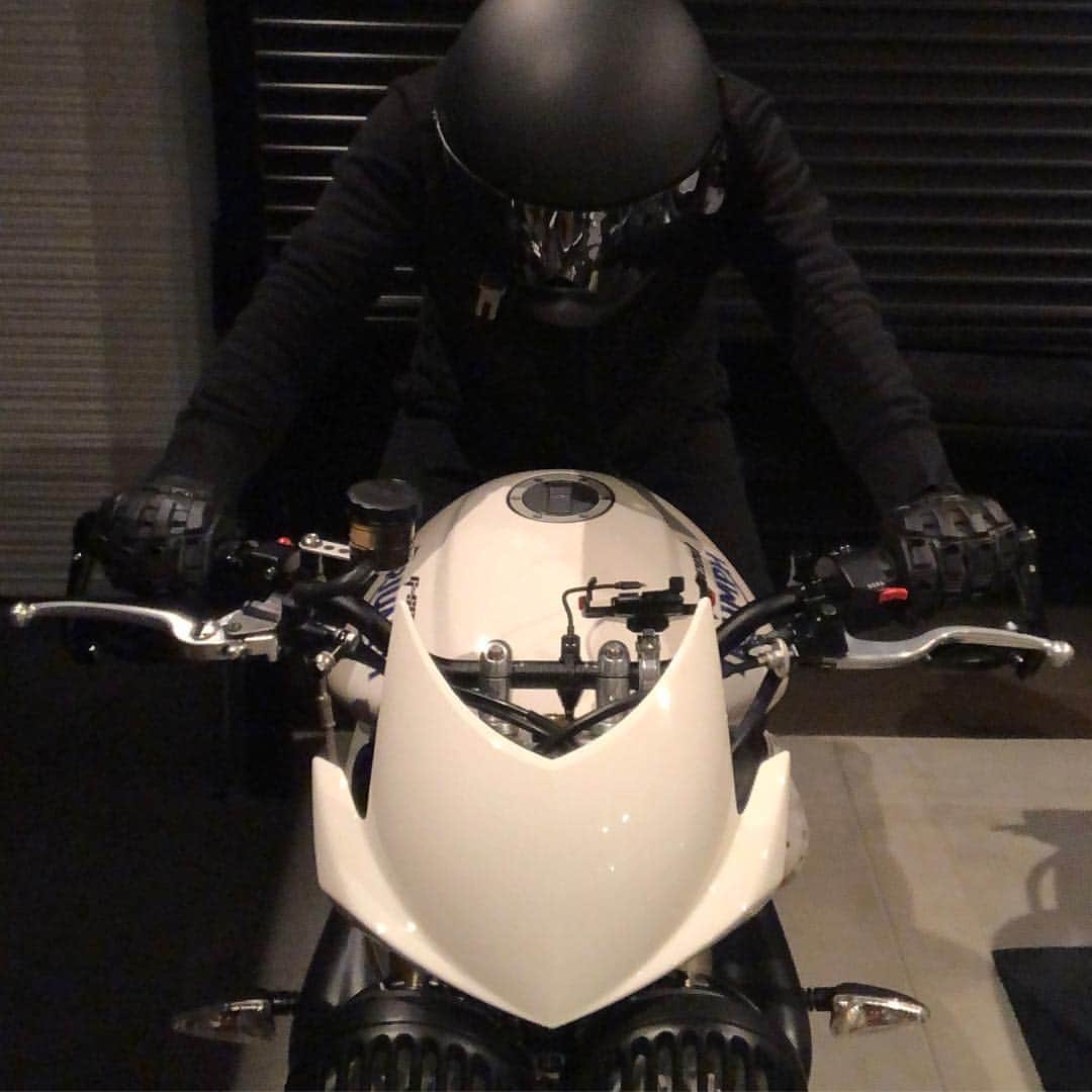 のインスタグラム：「週末なんで一人ナイトラン行ってくるわ。#triumphmotorcycle #streettriple #675 #speedtriple #streetfighter #love #toystagram #anime #nissin #nissinbrake #manga #japaneseanime #otaku #cooljapan  #toystagram #instagood #トライアンフ #ストリートトリプル #ストトリ #ストリートファイター #ストファイ #ストファイ乗ろうぜ」