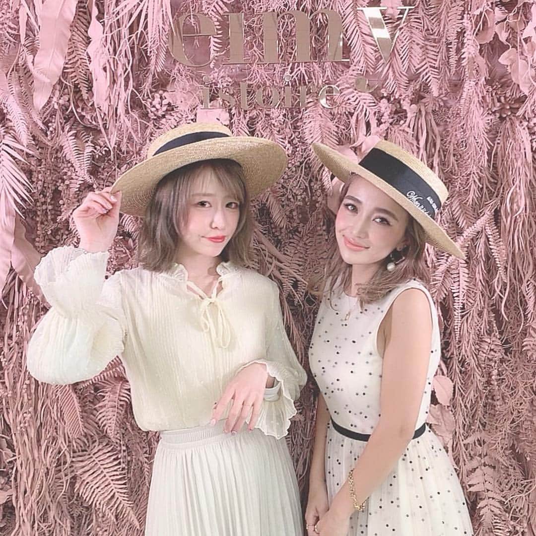 のインスタグラム：「⠀ ⠀ 今日はお仕事終わりにeimyの受注会へ❤︎ お洋服可愛すぎてオーダーしすぎました。😭❤︎ クッションに関しては３つオーダーです。笑⠀ まなみさんが着てるドットのワンピ&スカート特に可愛くて即完売しそう！！⠀ ⠀ 可愛いお洋服に囲まれて一生生きていきたいね𓅸⠀ ⠀ #eimyistoire#eimypink#alfredtearoom#pink#」
