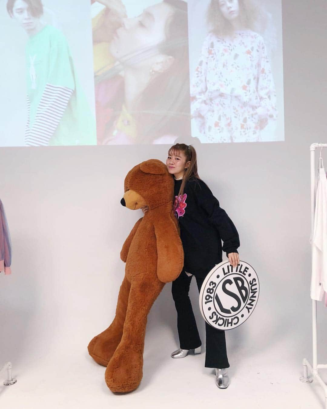 Little Sunny Biteさんのインスタグラム写真 - (Little Sunny BiteInstagram)「無事に @littlesunnybitestyle FW19 の展示会終了しました 🧸 たくさん友達に会えて嬉しい1週間でした💕 秋冬も可愛いお洋服たくさん作ったので お楽しみにして下さい🍒 このママンとももう6年目の付き合いになりました🐻 明日からまた新しいプロジェクトに取り掛かります 💨 そしてSS19の2nd DROPは22日からになります✨ 皆さまお楽しみに !!!!!」3月15日 20時24分 - littlesunnybiteyoppy