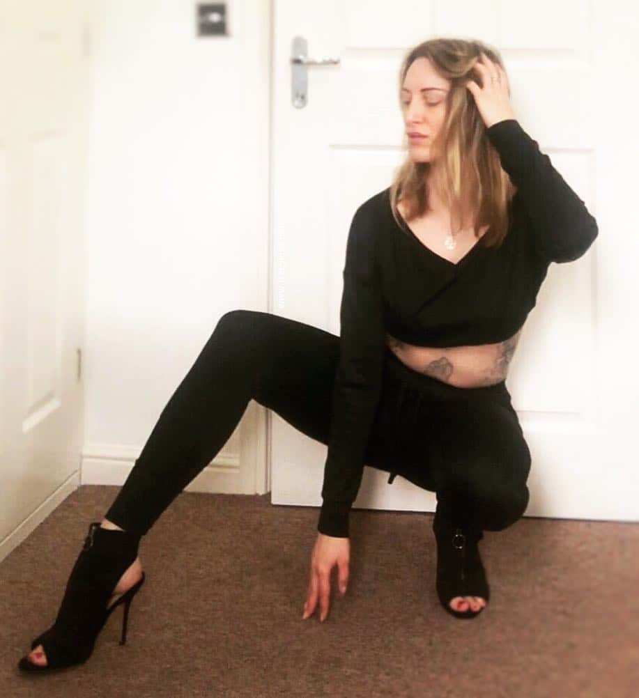 トレーシー・キスさんのインスタグラム写真 - (トレーシー・キスInstagram)「Legs like a spider - I love being a tall girl! 🕷 Loungewear: @femmeluxefinery ------------------------ #luxegal #tracksuit #loungewear #lotd #tracykiss #girlswithmuscles #bodygoals #femaleempowerment #muscles #booty #tattoo #healthy #bodytransformation #inspiration #wcw #motivation #ootd #fashion #weightloss #fitness #weightlossjourney #girlpower #thick #ootn #lotd #veganism #girl #gym #bodybuilding #vegan」3月15日 20時27分 - tracykissdotcom