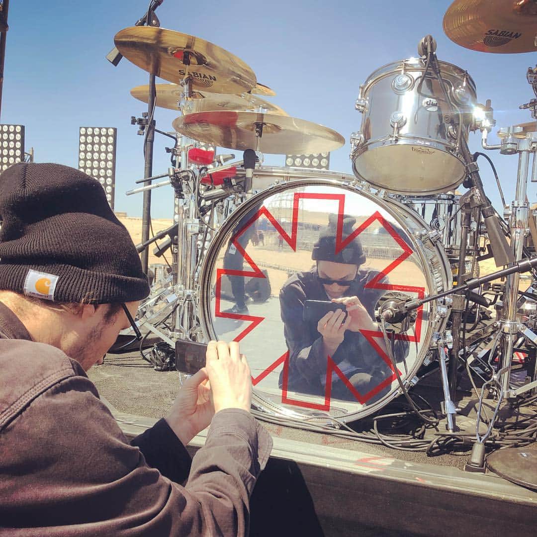 Red Hot Chili Peppersさんのインスタグラム写真 - (Red Hot Chili PeppersInstagram)「☀️🛸」3月15日 20時28分 - chilipeppers