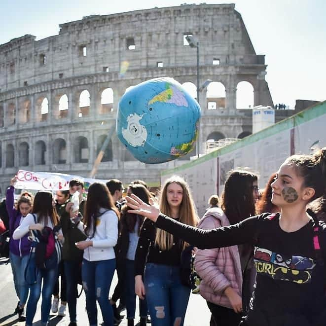 マッテオ・レンツィさんのインスタグラム写真 - (マッテオ・レンツィInstagram)「Bellissimo vedere tanti ragazzi scendere in piazza per il futuro del Pianeta. Emozionante! I leader di tutto il mondo, adesso, diano seguito agli accordi sul clima di Parigi #FridaysForFuture」3月15日 20時31分 - matteorenzi