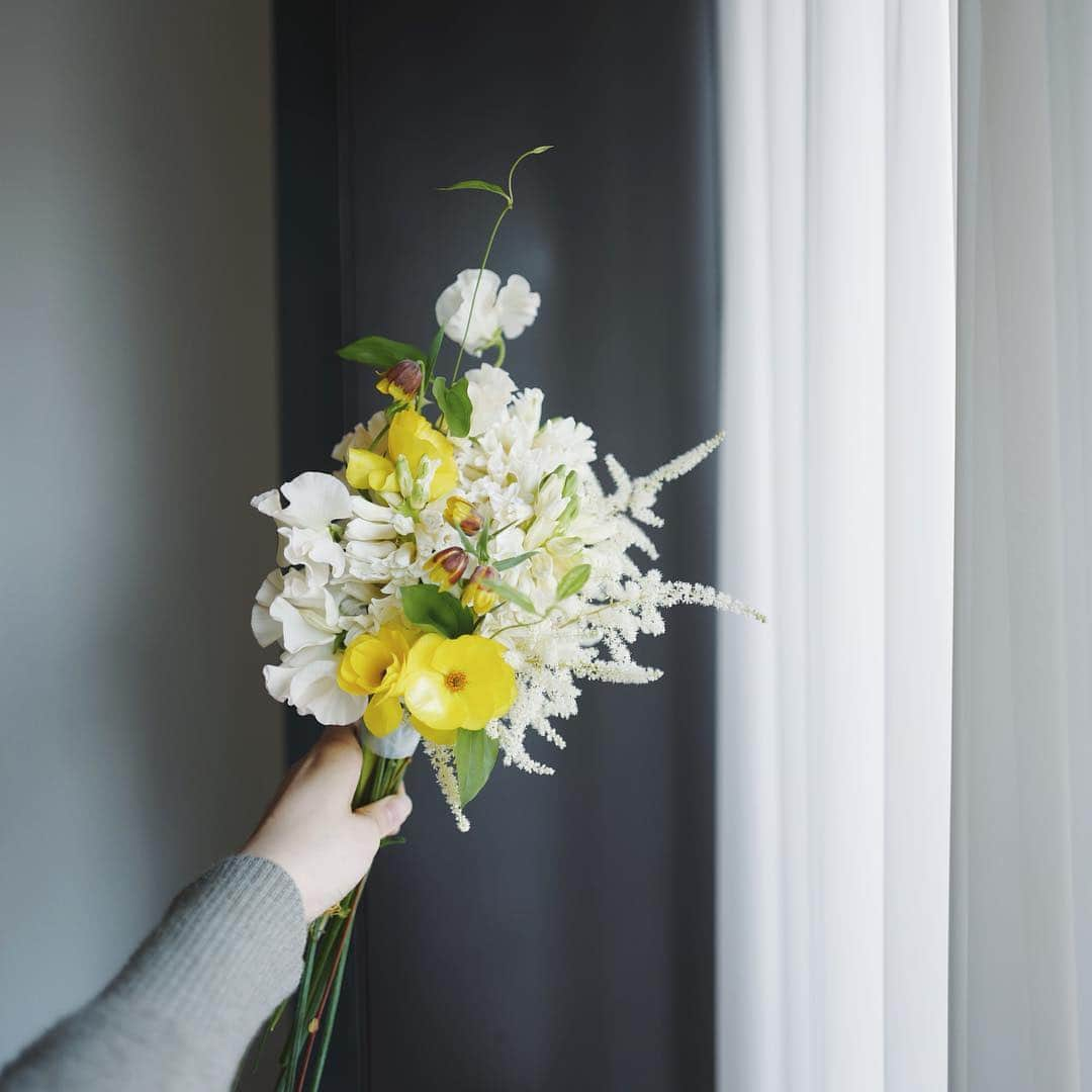 JF flower Shopさんのインスタグラム写真 - (JF flower ShopInstagram)「내일 본식부케 ✨ Jf flower shop. . . . .#2019jfflowershop #jfflowershop #flower #florist #floral #flowerlesson #wedding #bouquet  #웨딩 #웨딩부케 #플로리스트 #플로리스트수업 #핸드타이드 #안양플라워레슨  #범계플라워레슨 #플로리스트과정 #플라워레슨 #꽃꽂이수업 #안양꽃집 #범계꽃집 #평촌꽃집 #과천꽃집 #인덕원꽃집 #동편마을꽃집 #꽃집창업 #취미 #제이에프웨딩」3月15日 20時31分 - jfflowershop