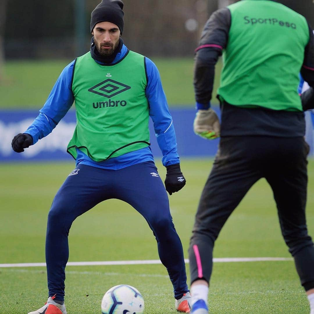 エヴァートンFCさんのインスタグラム写真 - (エヴァートンFCInstagram)「Preparations 👊 Let’s get Goodison rocking again this weekend! 🔵⚪️ • • • #everton #efc #coyb #efcmatchday #blue #chelsea #cfc #eveche #training #pl」3月15日 20時32分 - everton