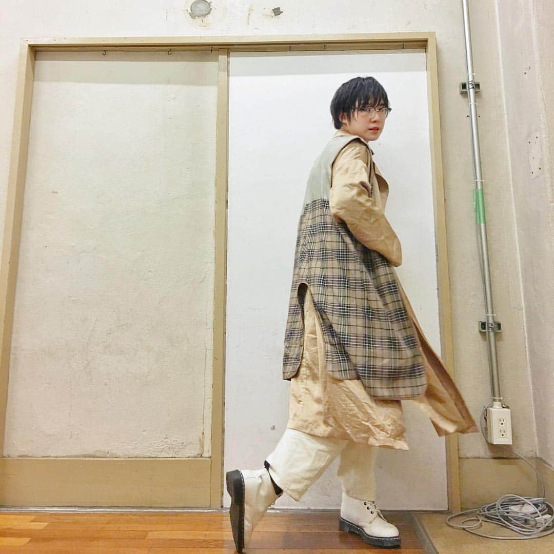 光永さんのインスタグラム写真 - (光永Instagram)「こないだよしログの日に着てた、レイヤードコーデ🧥 ハンサムな感じで服を着たくて◎ . トレンチガウン：#JEANASIS ライナー：#下北沢古着 シャツ：#fillil パンツ：#beep ブーツ：#drmartens  めがね：#toneselectgoods . . ライナーを重ねてガウンを新たな顔に☺️めっちゃ便利なんですけどー！ 後ろ姿最高お気に入り！ . . #code #coordinate #トレンチコート #shortcut #黒髪ショート #ショートカット #ootd #데일리룩 #ライナー #ボーイッシュコーデ #メンズライクコーデ」3月15日 20時35分 - hinata_official__