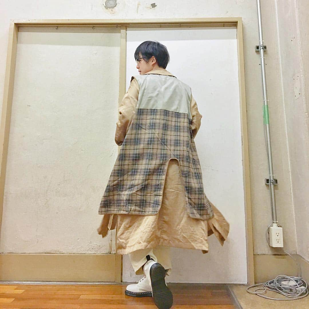 光永さんのインスタグラム写真 - (光永Instagram)「こないだよしログの日に着てた、レイヤードコーデ🧥 ハンサムな感じで服を着たくて◎ . トレンチガウン：#JEANASIS ライナー：#下北沢古着 シャツ：#fillil パンツ：#beep ブーツ：#drmartens  めがね：#toneselectgoods . . ライナーを重ねてガウンを新たな顔に☺️めっちゃ便利なんですけどー！ 後ろ姿最高お気に入り！ . . #code #coordinate #トレンチコート #shortcut #黒髪ショート #ショートカット #ootd #데일리룩 #ライナー #ボーイッシュコーデ #メンズライクコーデ」3月15日 20時35分 - hinata_official__