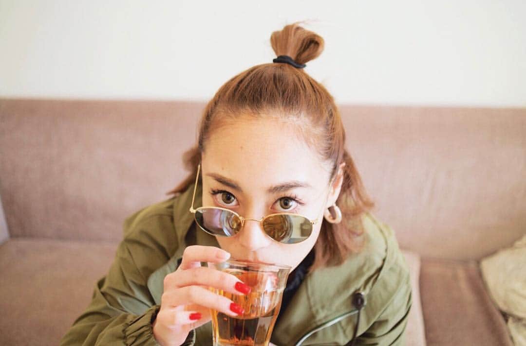 RisaWisteriaのインスタグラム：「ガン飛ばしながら お茶を飲む🍵の写真。」