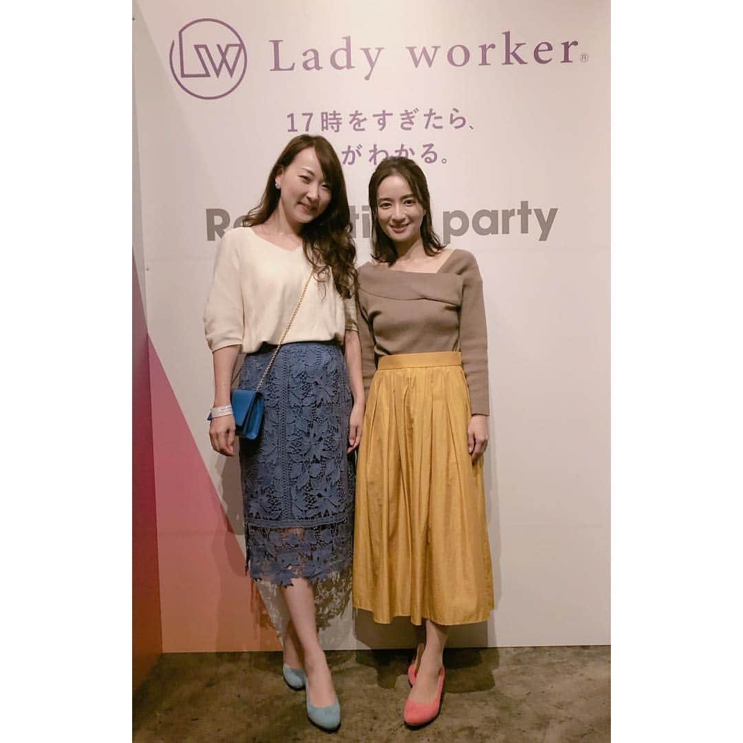 Mayuko Watanabe 渡辺真由子さんのインスタグラム写真 - (Mayuko Watanabe 渡辺真由子Instagram)「アシックス商事の新商品『Lady worker』のイベントに行きました😊✨ 鈴木亜美さんがゲストで懐かしの歌を3曲も歌ってくれて感動😆💕 ・ そして会場で『Lady worker』のパンプスを早速履いてみましたが、足なり形状のインナーソールが優秀でとにかくはき心地が良く、かかとも安定しているのでパンプスということを忘れるくらいずっと履いて歩けると思いました😍♡ これなら1日履き続けていても疲れないはず😊 華やかな色展開で値段も4900円と安いので色違いで集めて、仕事と休日ファッションによって変えるのもおススメです☺️❣️ @lady worker official #パンプス#レディワーカー#あしラクしごとパンプス」3月15日 20時47分 - watanabe_mayuko