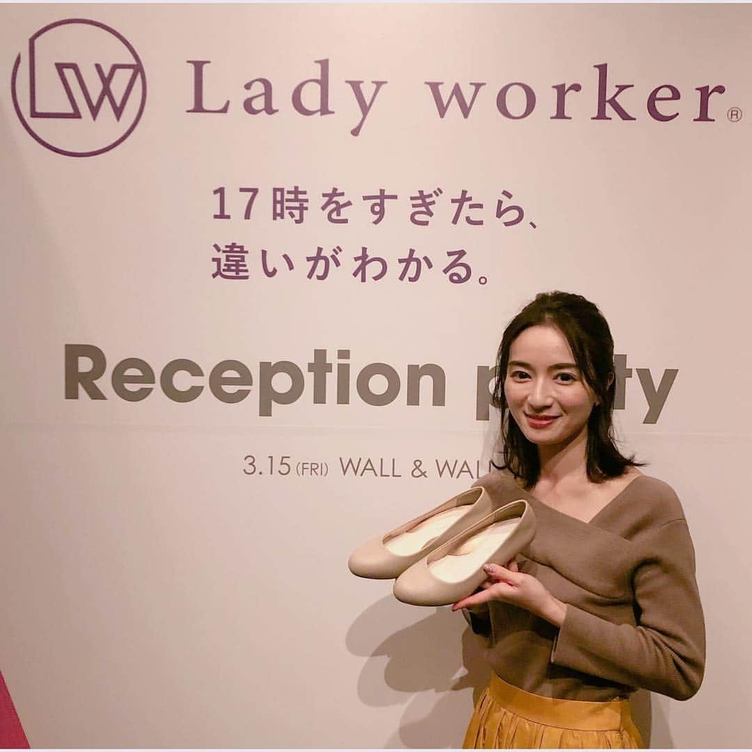Mayuko Watanabe 渡辺真由子さんのインスタグラム写真 - (Mayuko Watanabe 渡辺真由子Instagram)「アシックス商事の新商品『Lady worker』のイベントに行きました😊✨ 鈴木亜美さんがゲストで懐かしの歌を3曲も歌ってくれて感動😆💕 ・ そして会場で『Lady worker』のパンプスを早速履いてみましたが、足なり形状のインナーソールが優秀でとにかくはき心地が良く、かかとも安定しているのでパンプスということを忘れるくらいずっと履いて歩けると思いました😍♡ これなら1日履き続けていても疲れないはず😊 華やかな色展開で値段も4900円と安いので色違いで集めて、仕事と休日ファッションによって変えるのもおススメです☺️❣️ @lady worker official #パンプス#レディワーカー#あしラクしごとパンプス」3月15日 20時47分 - watanabe_mayuko