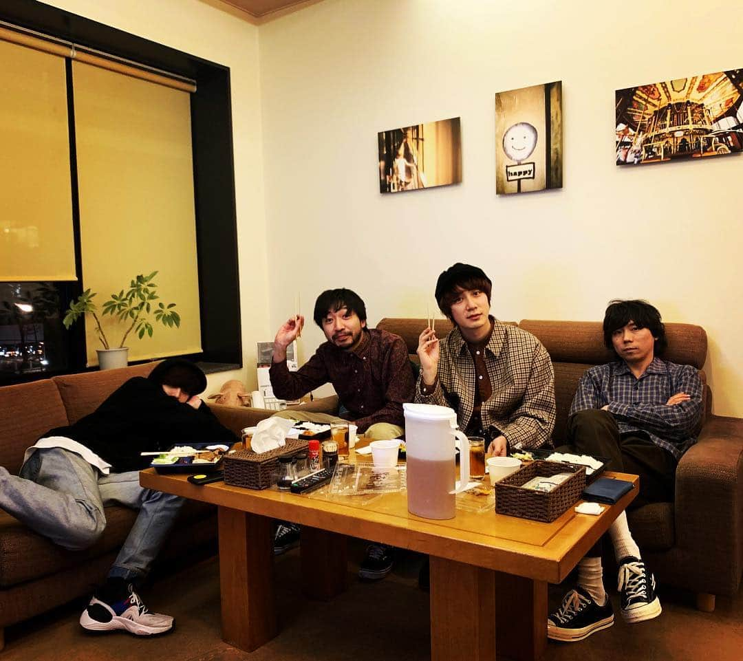 THE BAWDIESさんのインスタグラム写真 - (THE BAWDIESInstagram)「今日もレコーディングしております。 ただいま楽しい楽しいご飯の時間です。今日のご飯は、配達お弁当専門の、手作り弁当倶楽部 鉄人！ お腹いっぱい、美味しくいただきました。 jim #bawdies #レコーディング #鉄人 #マーシーさんは何度注意してもソファに足を乗っけてしまうのです #ダメだよマーシー」3月15日 20時39分 - thebawdies