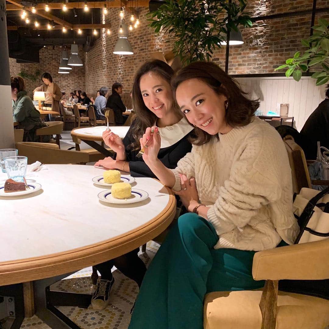 のインスタグラム：「本日もなかなか同じ様な顔をしてました😅まず傾き方がいつも同じ。 ・ 美味しいチーズケーキはFROMA特製のレアチーズケーキみたい♥️🧀たくさんDM頂いていました♥️♥️ #FROMA#yorkysbrunch#fromayorkyscheeserestaurantandbar」