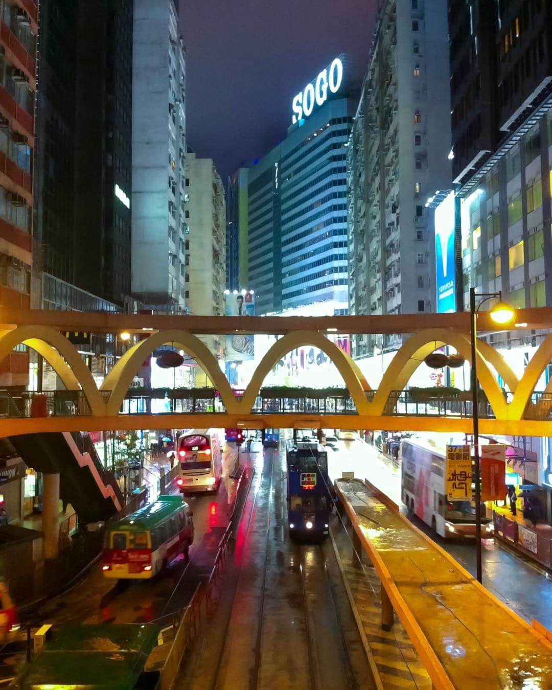 sunday_722さんのインスタグラム写真 - (sunday_722Instagram)「**﻿ After the ☔️ rain.﻿ 6年前の銅鑼灣﻿ *﻿ ✨✨✨🚋✨✨✨﻿ *﻿ Device: ipad﻿ APPs: Snapseed﻿ 2013年3月30日﻿ **﻿ #ShotOniPad﻿ #night_gram﻿ #capturehongkong﻿﻿ #zolimahongkong﻿ #allabouthongkong﻿﻿ #discoverhongkong﻿﻿ #streetphotography﻿ #artofvisuals﻿ #unlimitedhongkong﻿ #AwesomeHongKong﻿ #capturehongkong﻿﻿ #zolimahongkong﻿ #allabouthongkong﻿﻿ #discoverhongkong﻿﻿ #hongkonginsta﻿ #香港中毒﻿﻿ #香港﻿﻿ #walkdvrc﻿ #hktramways﻿ #叮叮﻿ #香港電車﻿ #waytohk_sunday_722」3月15日 20時43分 - sunday_722