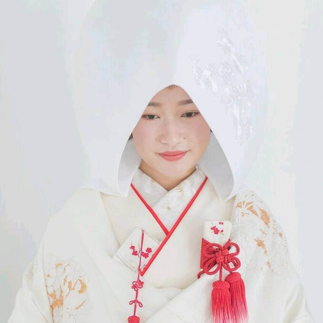 juno_jinjakonさんのインスタグラム写真 - (juno_jinjakonInstagram)「* 白無垢は神社婚で最も人気の衣装です。JUNOでは古典的な柄から少しモダンな柄まで、１点１点にこだわりを持ち、上質な白無垢を幅広くご準備をしております。 * * 【JUNO神社婚相談会】 毎週月・木・土・日 10時～18時 JUNO天神本店、JUNO熊本店にて神社相談会を行っております。 ※予約制になります。 ・白無垢、色打掛合わせのご案内 ・プランご説明　12万円～ ・当日までの流れ ・当日神社でのサポート内容 ・お食事のご案内 etc... 何でもご相談下さい。 △ご予約方法△ @juno_jinjakon ホーム画面のURL よりお待ちしております。 * ----------------------------------------- 【JUNO（ジュノ）】では福岡・熊本で#神社婚  をプロデュースしています。 *  #juno神社婚#juno和婚 * * ☏0120-791-259 天神本店・熊本店にて受付中 * ≪福岡≫プロデュース可能な神社 護国神社 住吉神社 櫛田神社 太宰府天満宮 警固神社 香椎宮 宮地嶽神社  宗像大社 * ≪熊本≫  プロデュース可能な神社 加藤神社 健軍神社  藤崎八旛宮 阿蘇神社 * * *  #福岡花嫁#熊本花嫁 #和婚#神社式 #和装前撮り#綿帽子 #和婚をもっと盛り上げたい #japanesewedding  #福岡プレ花嫁 #プレ花嫁 #大人花嫁#和装前撮り#和装後撮り」3月15日 20時43分 - juno_jinjakon