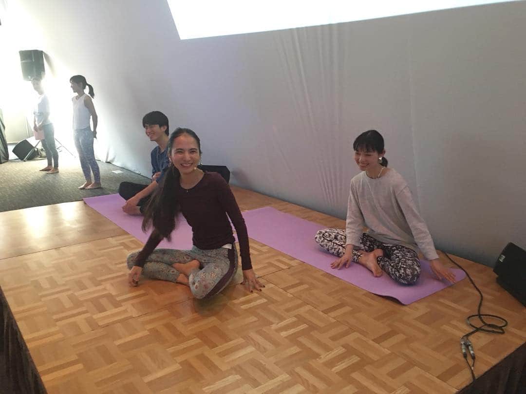 芥川舞子さんのインスタグラム写真 - (芥川舞子Instagram)「ステージはこんな感じで、主人に見守られながら仲間に囲んでもらったことで、とても安心してレッスンできました！ ． 心強くて心地よく幸せな時間。 ． ． #無茶振りで本番10分前にステージに上がってデモストしてくれと頼むパワハラヨガ講師 #yogajapan #ハタヨガの本質と実践」3月15日 20時55分 - maiko.akutagawa
