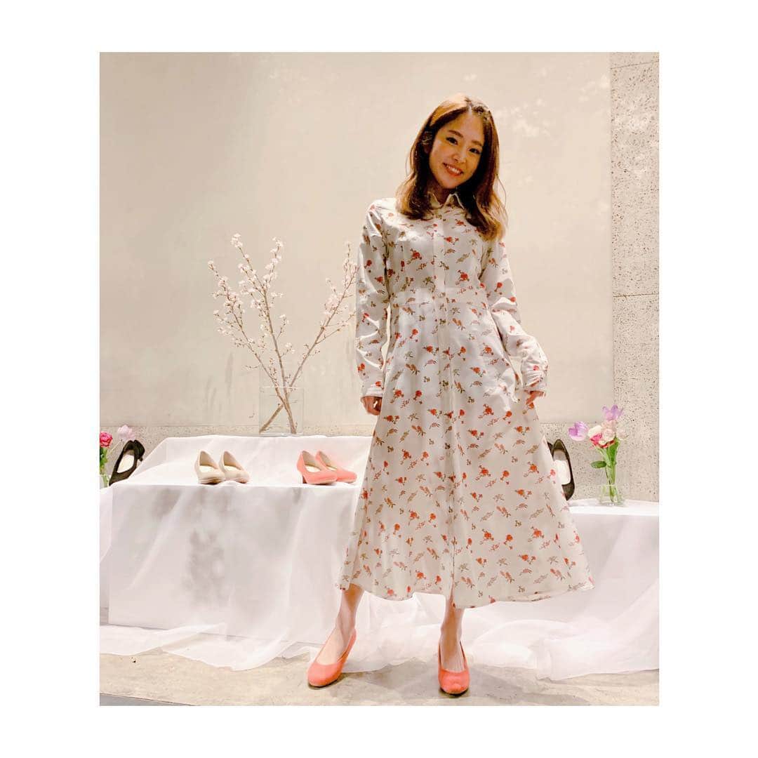のインスタグラム：「今日は @ladyworker_official のレセプションパーティーにひょっこり遊びに行ってきました👠  働く女性にぴったり！履き心地抜群！ 一日中履いてても疲れない。 お洒落は我慢ってよくいうけど、我慢したくないし、ラクにお洒落できるって最高だよね👍  #宮脇詩音 #シェアザハッピー #パンプス #レディーワーカー #あしラクしごとパンプス」