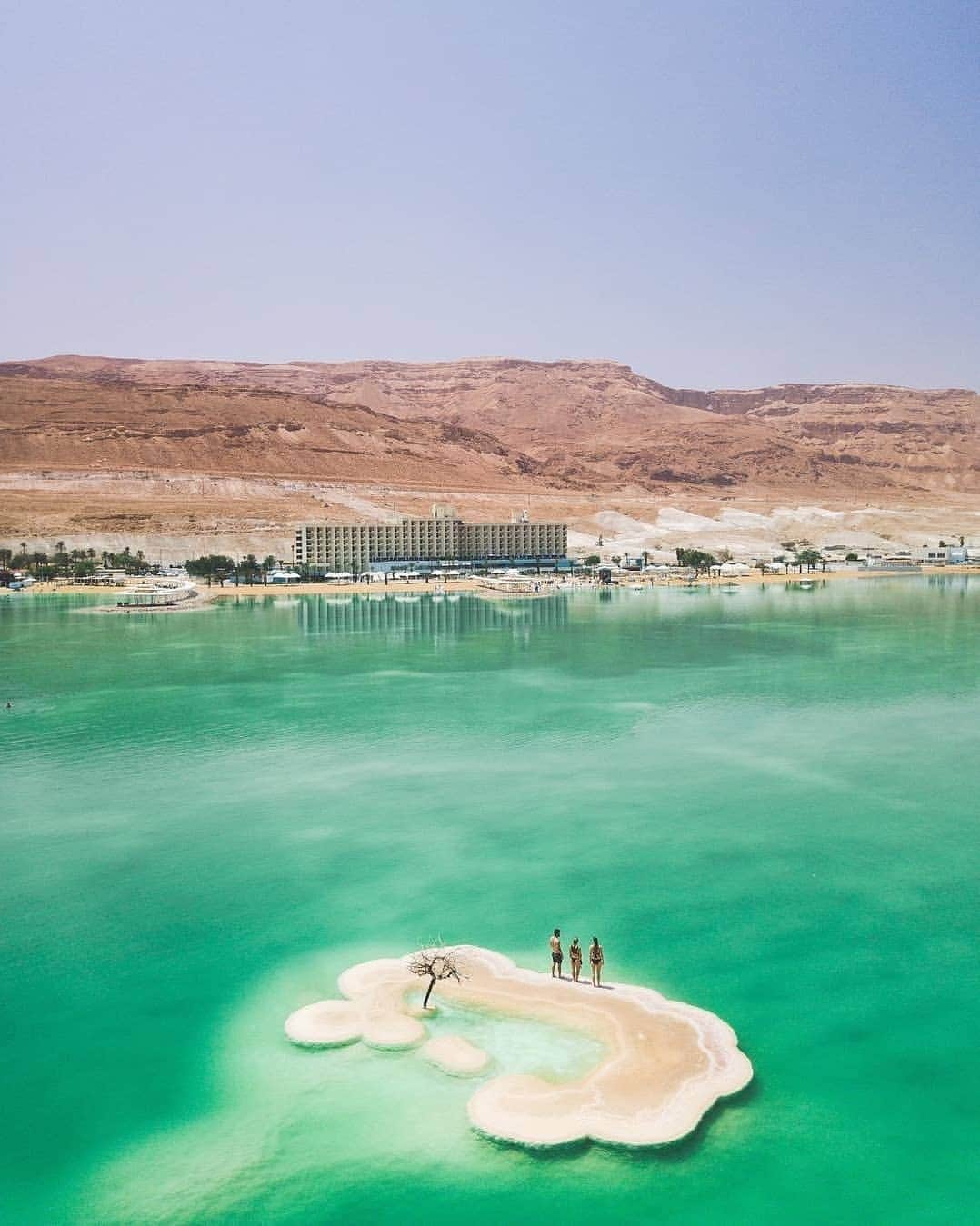 Discover Earthさんのインスタグラム写真 - (Discover EarthInstagram)「Take relaxation to the next level in The Dead Sea, the lowest point on earth, surrounded by the stunning landscape of the Negev Desert ! 🏝🇮🇱 Who would you want to live this incredible experience with ? Tag them ! — 📍#DiscoverIsrael — 📸 Photos by @jackson.groves ​」3月15日 20時50分 - discoverearth