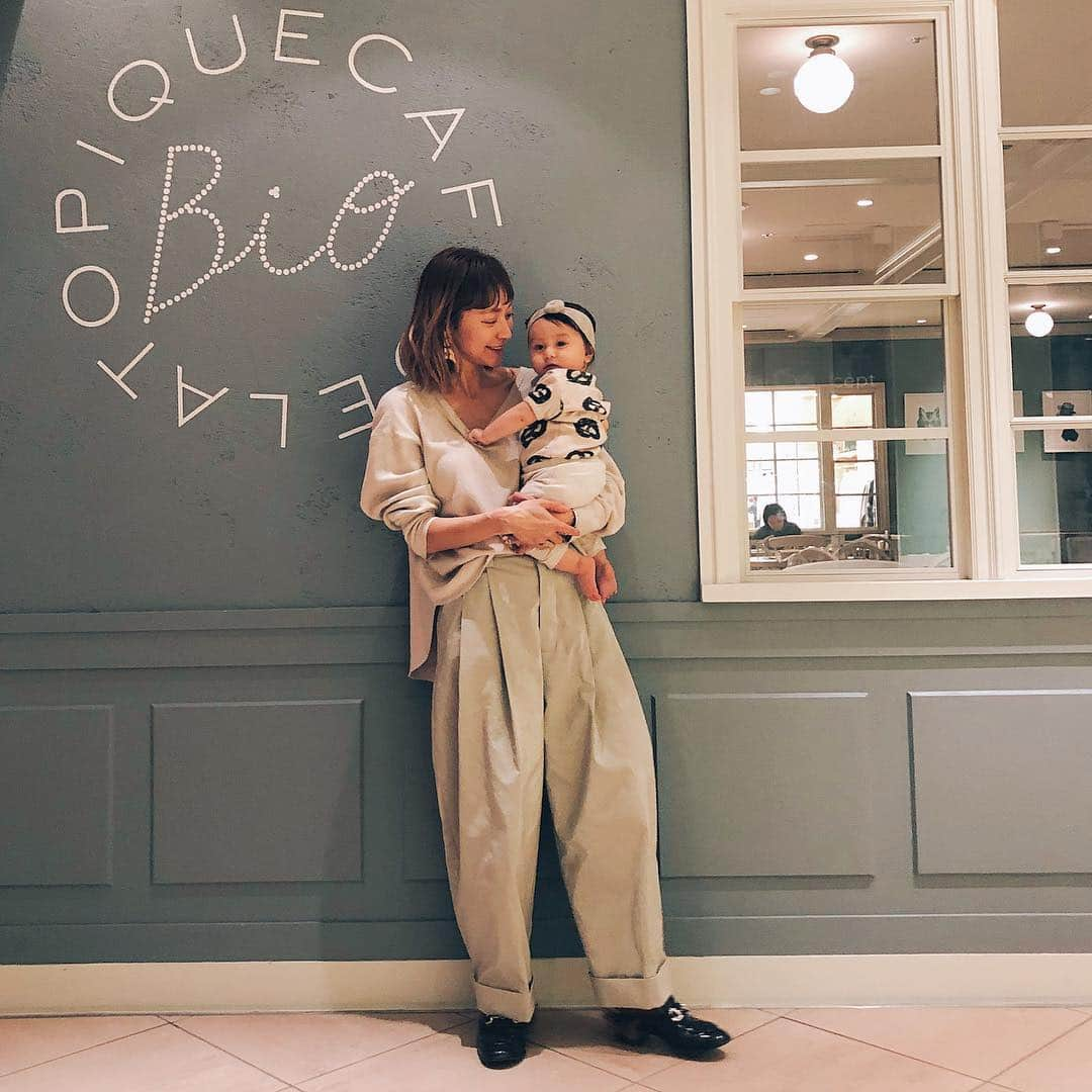 EMILY/BLUEさんのインスタグラム写真 - (EMILY/BLUEInstagram)「2人で ベージュコーデした日♡👩🏻👶🏻 金曜日か〜〜〜 まだまだ授乳中で飲みに行けないけど、 終わったらお友達とワイワイ美味しいお酒と ご飯、食べに行きたいな〜♡ #fashion #baby #babyboy #love #smile #mamagirl #mam #outfit #family #ootd #cafe #カジュアルコーデ #ママコーデ #ママリ #ママファッション #ファッション #コーディネート #ミディアムヘア #赤ちゃん #8ヶ月 #親子コーデ #ベージュコーデ」3月15日 20時50分 - emilybluejewelry0220