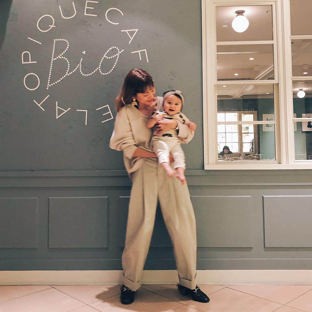 EMILY/BLUEさんのインスタグラム写真 - (EMILY/BLUEInstagram)「2人で ベージュコーデした日♡👩🏻👶🏻 金曜日か〜〜〜 まだまだ授乳中で飲みに行けないけど、 終わったらお友達とワイワイ美味しいお酒と ご飯、食べに行きたいな〜♡ #fashion #baby #babyboy #love #smile #mamagirl #mam #outfit #family #ootd #cafe #カジュアルコーデ #ママコーデ #ママリ #ママファッション #ファッション #コーディネート #ミディアムヘア #赤ちゃん #8ヶ月 #親子コーデ #ベージュコーデ」3月15日 20時50分 - emilybluejewelry0220