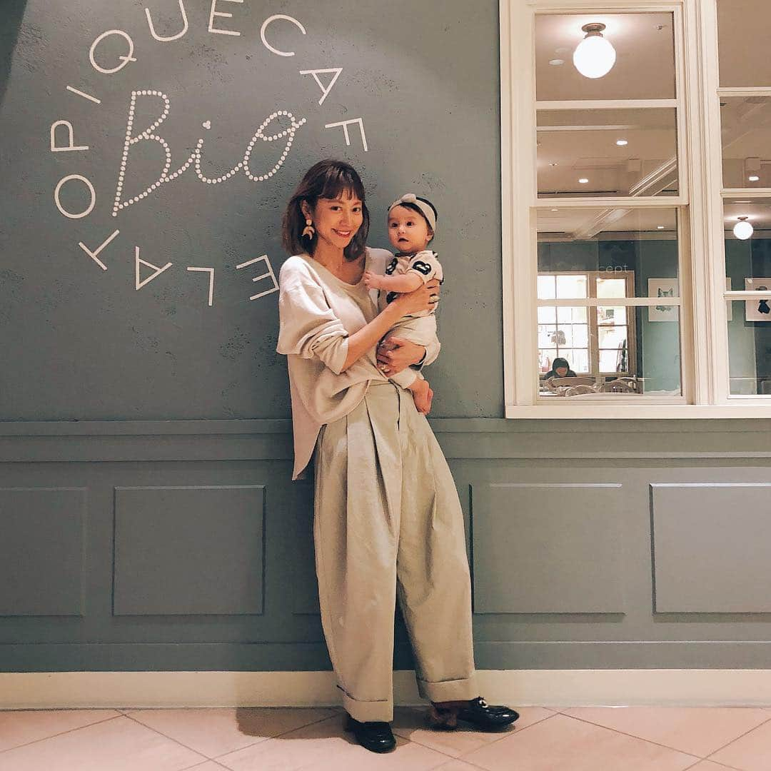 EMILY/BLUEさんのインスタグラム写真 - (EMILY/BLUEInstagram)「2人で ベージュコーデした日♡👩🏻👶🏻 金曜日か〜〜〜 まだまだ授乳中で飲みに行けないけど、 終わったらお友達とワイワイ美味しいお酒と ご飯、食べに行きたいな〜♡ #fashion #baby #babyboy #love #smile #mamagirl #mam #outfit #family #ootd #cafe #カジュアルコーデ #ママコーデ #ママリ #ママファッション #ファッション #コーディネート #ミディアムヘア #赤ちゃん #8ヶ月 #親子コーデ #ベージュコーデ」3月15日 20時50分 - emilybluejewelry0220