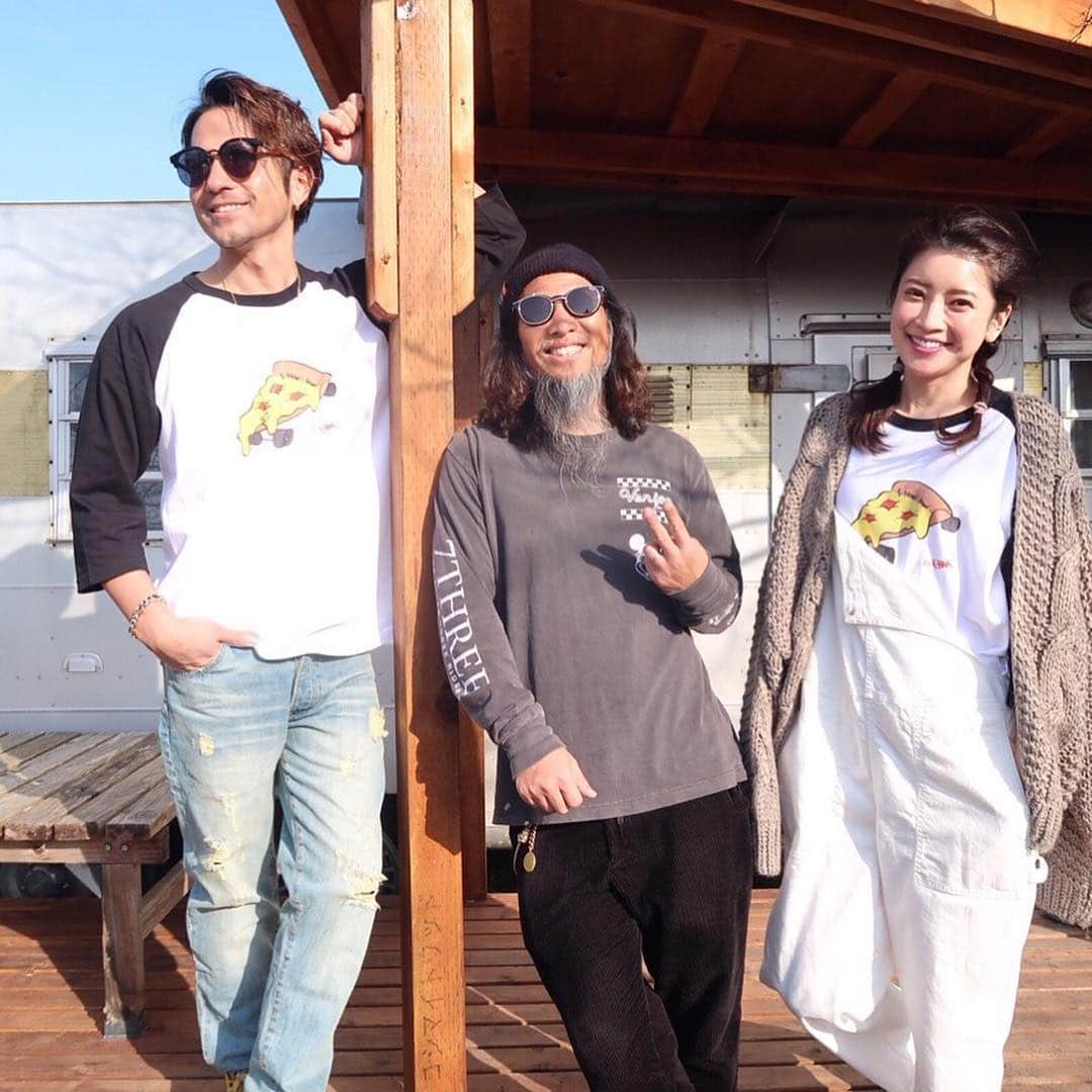のインスタグラム：「SHIGELUちゃん×73R×Ekkaちゃん、コラボパーカー&ラグランTシャツめちゃくちゃ売れてします✨😄 サイズや在庫もあるだけになりますので、お買い求めはお早めに👍 詳しくは、 @_73r_  のホームページにてチェックしてください❗️ 73Rは、各界から支持されているブランドで、海が好き、スケボーが好き、格闘技が好きな方にはとくにおすすめしたいブランドです🤙 ・ ・ #73r #しげるちゃん#ekka#コラボ#surf#fashion #cordinate」