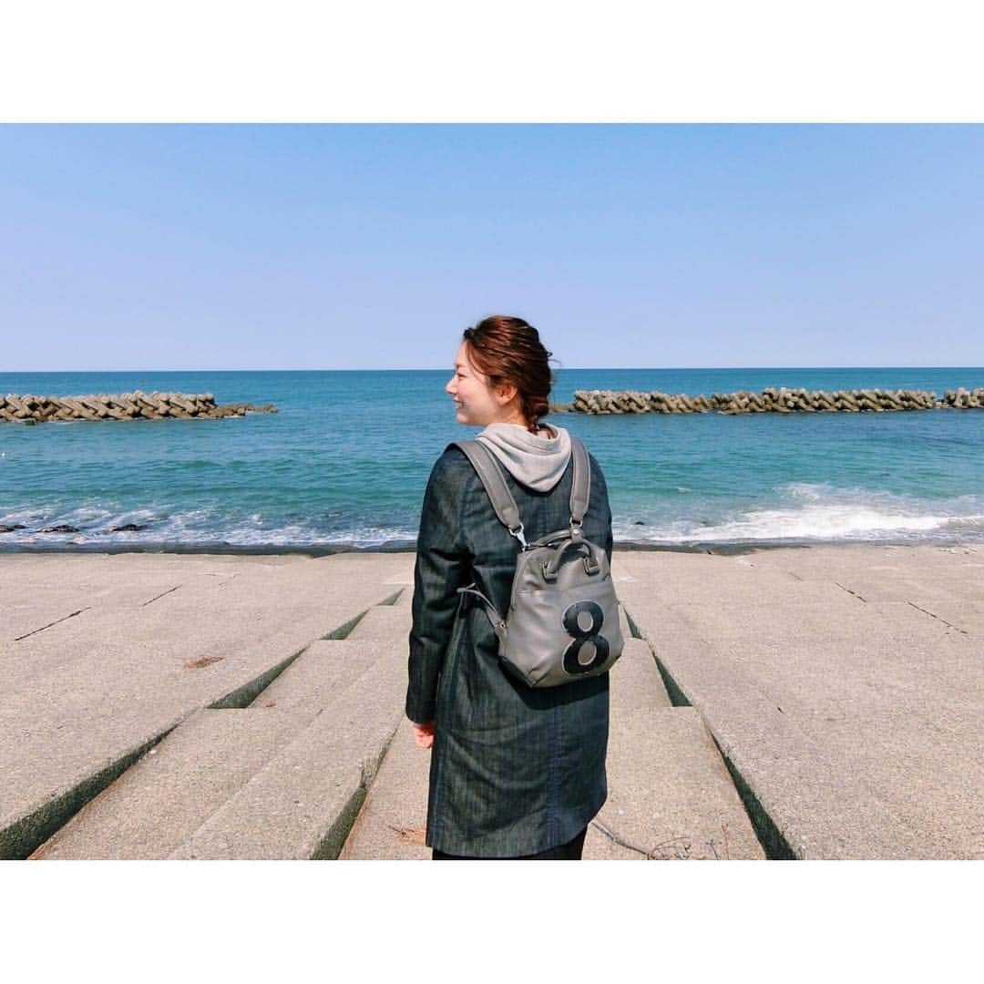 的場絢香さんのインスタグラム写真 - (的場絢香Instagram)「🐝﻿ ﻿ 天気良くて気持ちいい日だった〜☀︎﻿ ﻿ 旅したがーるのときに使っている、﻿ この"8"のリュック。﻿ ﻿ よくどこの？って聞かれるのですが、﻿ これはmuta(@muta__official )の 定番デザインの8バッグです♩﻿ リュックにもカバンにもなる2WAY✧﻿ ﻿ 形も素材もしっかりしてるから﻿ 長く使えるし、使い勝手もよくて、﻿ お気に入り〜💕 この子は3代目の8バッグ✌︎✨﻿ (それに石川テレビは8chだからね！笑)﻿ ﻿ 金沢には柿木畠に店舗がありますよ〜❁﻿ ☞﻿(@mutacuore ) ﻿ ____________________________________ #石川テレビ #旅したがーる #ロケ #muta #ムータ #8バッグ #マトバ服」3月15日 20時53分 - ayaka_matoba