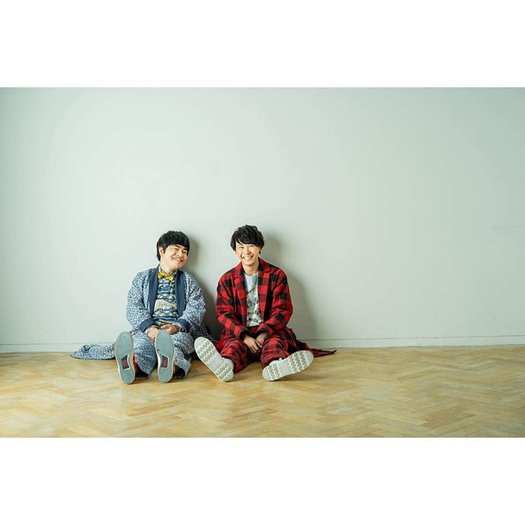 須賀健太のインスタグラム：「ライブドアニュースさんにて、 加藤諒×須賀健太対談#3 が公開されました！  取材の時はただの仲良い2人がベラベラ喋ってただけだったのですが… 綺麗にまとめて頂きました！笑  写真も二人の距離感が伝わるようなものばかりですごく嬉しいです！ 俺めっちゃ笑ってるから！笑  ぜひチェックを…」