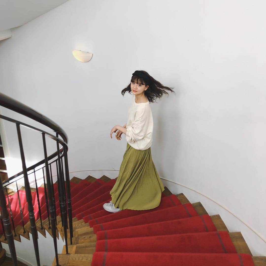 のインスタグラム：「躍動感。 #りんこーで です。 ゆるっとスウェットにスカートは春色。 sweat @nikoand_official  skirt @urs_official  sneaker @nike hair @casselini_official #urs_styling #urs_official #ユアーズ #スラブボリュームマキシスカート」