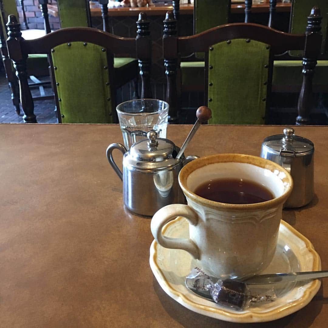 能町みね子さんのインスタグラム写真 - (能町みね子Instagram)「#喫茶メモ 大阪千島 みち草 ミルクセーキなし 外から見るより中から外を見たほうがよいこともあり。ママさんは最近ルンバを買うたみたい。」3月15日 20時58分 - nmcmnc