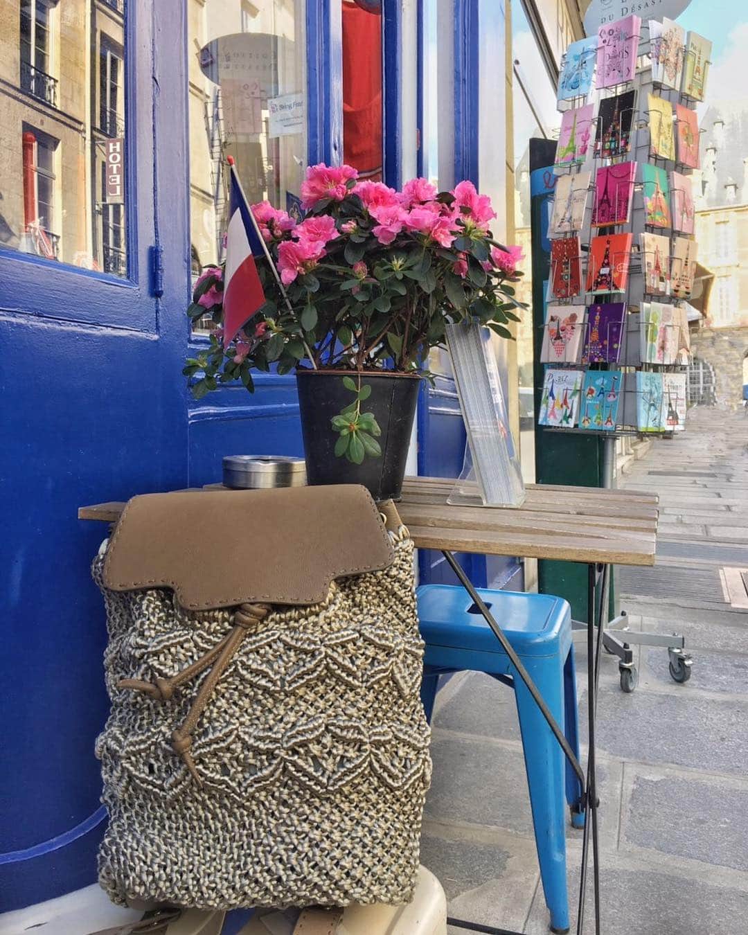 ジャマンピュエッシュのインスタグラム：「Chill & Coffee ☕️ Spend a great weekend with this handwoven Egée backpack #jaminpuech #parisfashionweek #coffee」