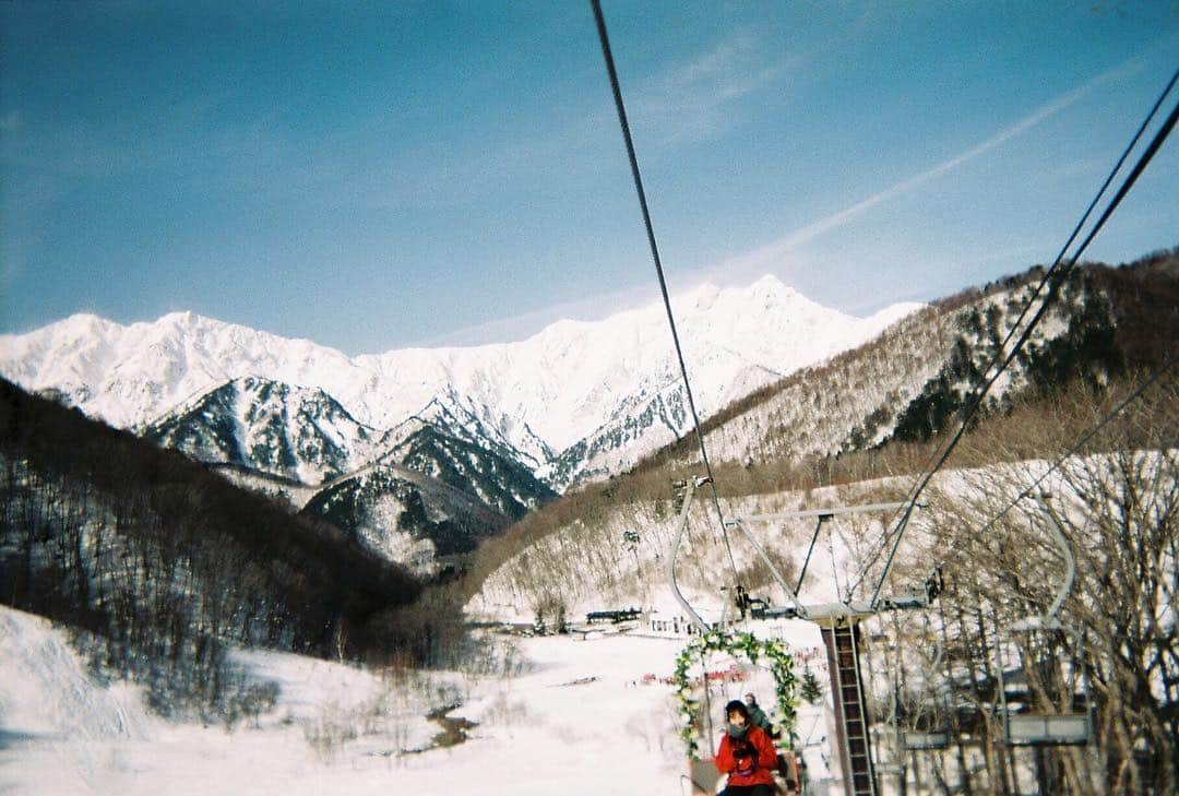 岡本夏美さんのインスタグラム写真 - (岡本夏美Instagram)「そういえばわたし、先月 雪山にいたの。 なんでかはまだ内緒だけど🤫 楽しかったなー。。 #film #natsufilm」3月15日 21時01分 - okamoto_natsumi