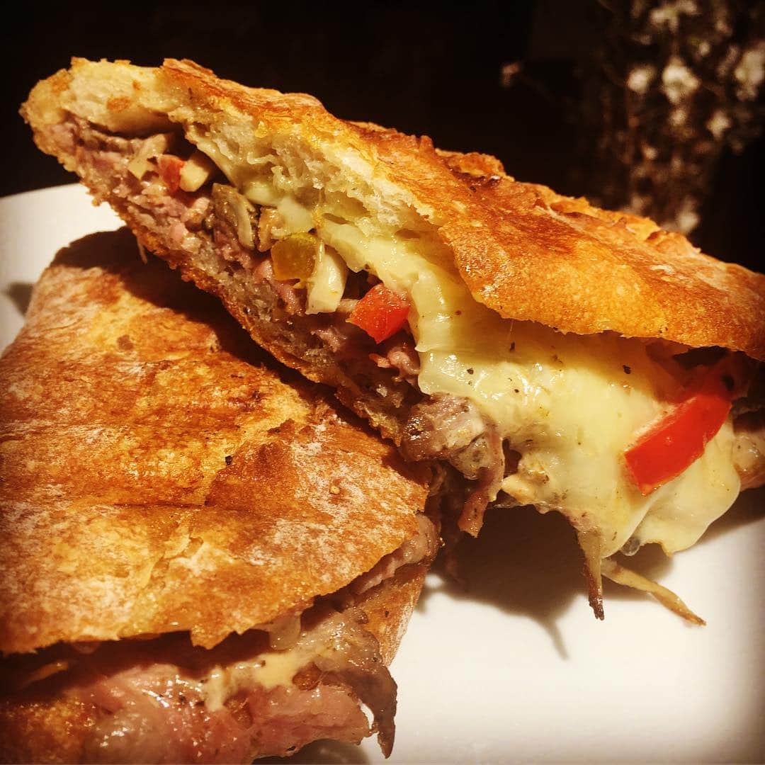 小堀ケネスさんのインスタグラム写真 - (小堀ケネスInstagram)「Had a little Panini Party to test out new recipes!  昨夜はパニーニパーティ！ 新しいデロンギのパニーニ機をゲットしてパパはハッピー！😆 ずっとパニーニ焼いててパニーニの写真しかないです。😅 #notdrunk #deandeandeli #deandeanpanini #daddycooking #delonghi  #mommy #littledean #happycampers #鬼ママ #ディーンディーン #パニーニ #パーティ  #まいう〜  @mariakamiyama  @delonghi_japan」3月15日 21時02分 - kenkob0903